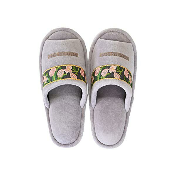 ▼まとめ買いがおすすめ！ 2個セット（お得） 3個セット（爆安） 5個セット（特売） 10個セット（必見） ●素材：綿75％・ポリエステル25％●生産国：中国●重量：175グラム●本体サイズ:約28×22.5×8cm●※足のサイズ約25cmまで●アール・ヌーボーデザインを取り入れエレガントなトイレシリーズに。日本のプリント技術で細かな柄を表現し、凹凸をつかって細部にまでこだわりを表現。フェミニン過ぎない上品なトイレシリーズに仕上げました。・色：グレー・サイズ：スリッパ・メーカー：オカ(OKA)・素材：ポリエステル・商品重量：175 グラム・家庭洗い：洗濯機・製品サイズ：28 x 22.5 x 8 cm; 175 g・梱包重量：0.21 キログラム 【検索用キーワード】 スリッパ 北欧 グレー カバー キッチン キッチンマット トイレ トイレマット 台所 家庭用品 快適 衛生用品 1個▼まとめ買いがおすすめ！ 2個セット（人気） 3個セット（限定） 5個セット（激安） 10個セット（お得）