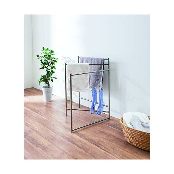 ●オールステンレスのタオルスタンド。屋内専用。シンプルなデザインでインテリアになじみます。横からタオルを掛けられるのでスムーズに干せる。折りたたむと厚み約6cmのコンパクトサイズで収納に便利。・使用時サイズ（約）幅64×奥行6〜64※×高さ85cm（※各タオルバーを25cmで開き使用した時の奥行）折りたたみサイズ（約）幅64×奥行6×高さ85cm重量（約）1.5kg個装サイズ(約) 幅32×奥行92×高さ21cm本体/ステンレスパイプ　樹脂部分/ポリプロピレン　金属部品/ステンレス耐荷重（約）:6kg（タオルバー:1本あたり2kg）製造国：中国