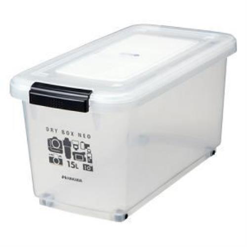 ハクバ ドライボックスNEO 15L　クリア KMC-38カメラやレンズ、フィルムをはじめ、CDやメモリーカードなど湿度やホコリを嫌うものを収納するのに最適です。そのまま保管庫としてご利用いただけます。パッキンと乾燥剤が付いているので、定期的に乾燥剤を交換すれば、長期間使用できます。カビ対策のために、防カビ剤との併用をおすすめします。■　仕様　■容量：15L乾燥： シリカゲル（15g×3入）外寸法：W470×H235×D240mm内寸法：W390×H195×D175mm重量：1245g材質：（本体）ポリプロピレン、ABS樹脂（パッキン）シリコーンゴム（乾燥剤ケース）ポリプロピレンキャスター：あり