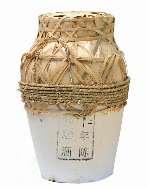 商品名 12年物 紹興酒 王宝和ブランド 甕入り 内容量 24L (24000ml) 度数： 15度 原材料 もち米、麹、＊添加物 カラメル色素 原産地 中国 浙江省 紹興市 輸入者 有限会社 ソフイ貿易 保存方法 常温 賞味期限 記載していませんが、 5年間ほどの賞味期限があります、 置けば置くほど美味しくなる特徴があり 特徴 世界三大美酒の一つと言われている紹興酒。 アミノ酸の含有量はとても高く、香り豊かな 長期熟成した醸造酒です。 コクや香りに深みがあり、その風味は中華料理によく合います。 特に油っこい料理にピッタリ！肉料理や揚げ物、炒め料理など 味の濃い料理との相性はバッチリです♪ 王宝和酒造は200年以上の古い歴史が紹興酒メーカーです。 ※注意事項 カラメル色素あり お酒は20歳から！未成年者への酒類の販売は固くお断りしています！ カメを持ち上げる際、周りの赤いひもは絶対に持たないでください。 重さにより切れる場合がございます。