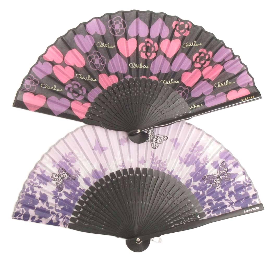 【中古】ハナエモリ HANAE MORI CLATHAS 2点セット 扇子 黒 ブラック 紫 パープル ■GY99 レディース 【ベクトル 古着】 260425ブランドハナエモリ HANAE MORI表記サイズ-実寸サイズ長さ 21cm　素材-色黒、紫仕様-状態蝶柄の扇子に若干の薄シミがあります。（画像6枚目参照） その他に目立ったダメージはなく、問題なくご使用いただける商品です。 ※あくまでも中古品ですので掲載写真や記載内容をご確認いただき、ご理解の上ご購入ください。付属品ケース備考-商品のお問い合わせの回答を休止しております。＊各商品ページの商品詳細等をご確認の上ご購入ください。【中古】ハナエモリ HANAE MORI CLATHAS 2点セット 扇子 黒 ブラック 紫 パープル ■GY99 レディース 【ベクトル 古着】 260425状態ランク　”AB”詳細については、下記および「状態ランクについて」ページをご覧ください。未使用・新品の商品ほぼ新品同様の商品使用感が少なく、かなり状態の良い商品使用感はあるが、傷や汚れの少ない商品使用感の他、傷や汚れが見られる商品かなり大きな傷みがある難あり商品※S〜CランクはUSED品となりますので、使用感をご理解の上でご入札下さい。状態ランクについてinformationブランドハナエモリ HANAE MORI表記サイズ-実寸サイズ長さ 21cm　素材-色黒、紫仕様-状態蝶柄の扇子に若干の薄シミがあります。（画像6枚目参照） その他に目立ったダメージはなく、問題なくご使用いただける商品です。 ※あくまでも中古品ですので掲載写真や記載内容をご確認いただき、ご理解の上ご購入ください。付属品ケース備考-商品のお問い合わせの回答を休止しております。＊各商品ページの商品詳細等をご確認の上ご購入ください。本商品は一点物です他サイトや店舗にて販売している商品です。多少のお時間差にて欠品になることもございます。予めご了承頂ますようお願い致します。ベクトル・サイズガイドはこちらこの商品と同じブランドの商品を見る