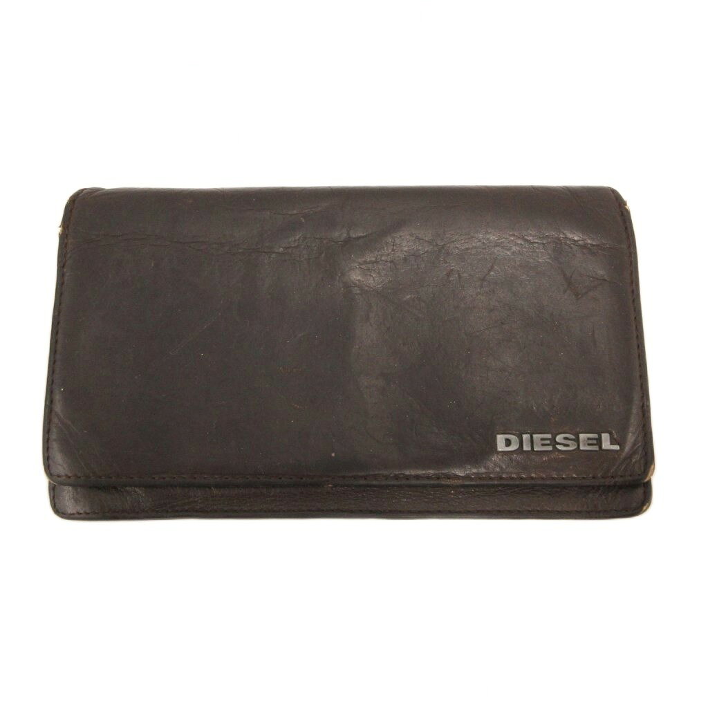 【中古】ディーゼル DIESEL 長財布 ウォレット ロゴ レザー ダークブラウン /MG ■GY09 メンズ 【ベクトル 古着】 260929ブランドディーゼル DIESEL表記サイズサイズ表記なし。実寸サイズをご確認ください。実寸サイズヨコ：11cm　タテ：18.5cm　マチ：2cm　　素材レザー色ダークブラウン 仕様小銭入れ、お札入れあり状態・全体に擦れ、シワ ・小銭入れの汚れ ※全体的に中古品としての使用感とダメージがありますが、通常使用には支障のない商品です。 掲載写真や記載内容をご確認いただき、ご理解の上ご購入ください。付属品付属品なし、写真に写っている物が全てです。備考こちらのお品物は店舗で保管しておらず、店頭販売出来かねます。（※お取り寄せも出来かねます）商品のお問い合わせの回答を休止しております。＊各商品ページの商品詳細等をご確認の上ご購入ください。【中古】ディーゼル DIESEL 長財布 ウォレット ロゴ レザー ダークブラウン /MG ■GY09 メンズ 【ベクトル 古着】 260929状態ランク　”B”詳細については、下記および「状態ランクについて」ページをご覧ください。未使用・新品の商品ほぼ新品同様の商品使用感が少なく、かなり状態の良い商品使用感はあるが、傷や汚れの少ない商品使用感の他、傷や汚れが見られる商品かなり大きな傷みがある難あり商品※S〜CランクはUSED品となりますので、使用感をご理解の上でご入札下さい。状態ランクについてinformationブランドディーゼル DIESEL表記サイズサイズ表記なし。実寸サイズをご確認ください。実寸サイズヨコ：11cm　タテ：18.5cm　マチ：2cm　　素材レザー色ダークブラウン 仕様小銭入れ、お札入れあり状態・全体に擦れ、シワ ・小銭入れの汚れ ※全体的に中古品としての使用感とダメージがありますが、通常使用には支障のない商品です。 掲載写真や記載内容をご確認いただき、ご理解の上ご購入ください。付属品付属品なし、写真に写っている物が全てです。備考こちらのお品物は店舗で保管しておらず、店頭販売出来かねます。（※お取り寄せも出来かねます）商品のお問い合わせの回答を休止しております。＊各商品ページの商品詳細等をご確認の上ご購入ください。本商品は一点物です他サイトや店舗にて販売している商品です。多少のお時間差にて欠品になることもございます。予めご了承頂ますようお願い致します。ベクトル・サイズガイドはこちらこの商品と同じブランドの商品を見る