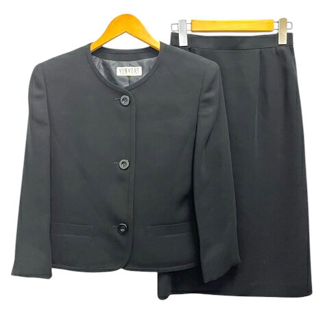 【中古】VINVERT 喪服 フォーマル セットアップ ジャケット スカート 長袖 膝丈 無地 7AR 黒 ブラック レディース 【ベクトル 古着】 260721表記サイズ7AR実寸サイズジャケット 肩幅：39cm　ジャケット 身幅：47cm　ジャケット 袖丈：49cm　ジャケット 着丈：51cm　スカート ウエスト：60cm　スカート ヒップ：82cm　スカート丈：63.5cm　　素材表地：ポリエステル100% 裏地：ポリエステル色ブラック ※色に関してはこの出品者の主観で判断しておりますので、カタログや正規のカラーとは言い回しが異なる場合があります。仕様ジャケット：フロントボタン×3、サイドポケット×2、肩パッド スカート：サイドジップ、ホック、ボタン、ウエストサイドゴム状態全体的に使用感がありますが、その他に目立ったダメージはなく、問題なくご使用いただける商品です。 ※あくまでも中古品ですので掲載写真や記載内容をご確認いただき、ご理解の上ご購入ください。商品のお問い合わせの回答を休止しております。＊各商品ページの商品詳細等をご確認の上ご購入ください。【中古】VINVERT 喪服 フォーマル セットアップ ジャケット スカート 長袖 膝丈 無地 7AR 黒 ブラック レディース 【ベクトル 古着】 260721状態ランク　”AB”詳細については、下記および「状態ランクについて」ページをご覧ください。未使用・新品の商品ほぼ新品同様の商品使用感が少なく、かなり状態の良い商品使用感はあるが、傷や汚れの少ない商品使用感の他、傷や汚れが見られる商品かなり大きな傷みがある難あり商品※S〜CランクはUSED品となりますので、使用感をご理解の上でご入札下さい。状態ランクについてinformation表記サイズ7AR実寸サイズジャケット 肩幅：39cm　ジャケット 身幅：47cm　ジャケット 袖丈：49cm　ジャケット 着丈：51cm　スカート ウエスト：60cm　スカート ヒップ：82cm　スカート丈：63.5cm　　素材表地：ポリエステル100% 裏地：ポリエステル色ブラック ※色に関してはこの出品者の主観で判断しておりますので、カタログや正規のカラーとは言い回しが異なる場合があります。仕様ジャケット：フロントボタン×3、サイドポケット×2、肩パッド スカート：サイドジップ、ホック、ボタン、ウエストサイドゴム状態全体的に使用感がありますが、その他に目立ったダメージはなく、問題なくご使用いただける商品です。 ※あくまでも中古品ですので掲載写真や記載内容をご確認いただき、ご理解の上ご購入ください。商品のお問い合わせの回答を休止しております。＊各商品ページの商品詳細等をご確認の上ご購入ください。本商品は一点物です他サイトや店舗にて販売している商品です。多少のお時間差にて欠品になることもございます。予めご了承頂ますようお願い致します。ベクトル・サイズガイドはこちらこの商品と同じブランドの商品を見る