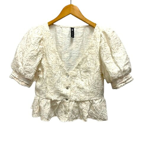 【中古】ザラ ZARA シャツ ブラウス クロップド丈 パフスリーブ レーヨン混 花柄 半袖 S 白 アイボリー レディース 【ベクトル 古着】 260803ブランドザラ ZARA表記サイズS実寸サイズ肩幅：32cm　身幅：42cm　着丈：42cm　袖丈：27cm　　素材レーヨン47% ポリエステル34% ナイロン19%色アイボリー ※色に関してはこの出品者の主観で判断しておりますので、カタログや正規のカラーとは言い回しが異なる場合があります。仕様フロントボタン×4状態全体的に使用感がありますが、その他に目立ったダメージはなく、問題なくご使用いただける商品です。 ※あくまでも中古品ですので掲載写真や記載内容をご確認いただき、ご理解の上ご購入ください。備考(株)ザラ・ジャパン商品のお問い合わせの回答を休止しております。＊各商品ページの商品詳細等をご確認の上ご購入ください。【中古】ザラ ZARA シャツ ブラウス クロップド丈 パフスリーブ レーヨン混 花柄 半袖 S 白 アイボリー レディース 【ベクトル 古着】 260803状態ランク　”AB”詳細については、下記および「状態ランクについて」ページをご覧ください。未使用・新品の商品ほぼ新品同様の商品使用感が少なく、かなり状態の良い商品使用感はあるが、傷や汚れの少ない商品使用感の他、傷や汚れが見られる商品かなり大きな傷みがある難あり商品※S〜CランクはUSED品となりますので、使用感をご理解の上でご入札下さい。状態ランクについてinformationブランドザラ ZARA表記サイズS実寸サイズ肩幅：32cm　身幅：42cm　着丈：42cm　袖丈：27cm　　素材レーヨン47% ポリエステル34% ナイロン19%色アイボリー ※色に関してはこの出品者の主観で判断しておりますので、カタログや正規のカラーとは言い回しが異なる場合があります。仕様フロントボタン×4状態全体的に使用感がありますが、その他に目立ったダメージはなく、問題なくご使用いただける商品です。 ※あくまでも中古品ですので掲載写真や記載内容をご確認いただき、ご理解の上ご購入ください。備考(株)ザラ・ジャパン商品のお問い合わせの回答を休止しております。＊各商品ページの商品詳細等をご確認の上ご購入ください。本商品は一点物です他サイトや店舗にて販売している商品です。多少のお時間差にて欠品になることもございます。予めご了承頂ますようお願い致します。ベクトル・サイズガイドはこちらこの商品と同じブランドの商品を見る