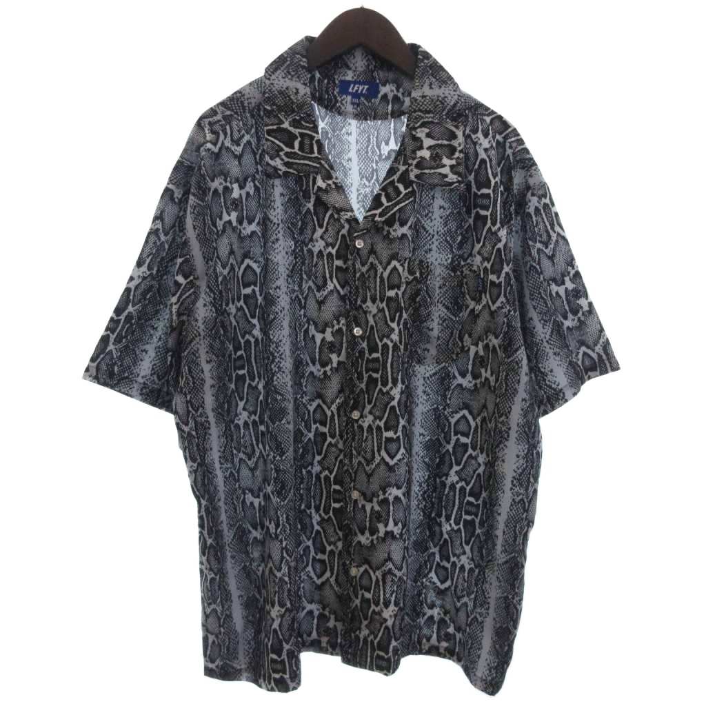 【中古】ラファイエット Lafayette PATTERNED OPEN COLLAR S/S SHIRT LS240203 パイソン柄 半袖 開襟 シャツ ブラック グレー XXL 大きいサイズ メンズ 【ベクトル 古着】 251104ブランドラファイエット Lafayette表記サイズXXL実寸サイズ肩幅：58cm　身幅：67cm　着丈：78cm　袖丈：26cm　　素材ポリエステル100％色ブラック グレー状態使用感が少なく、かなり状態の良い商品です。 ※あくまでも中古品ですので掲載写真や記載内容をご確認いただき、ご理解の上ご購入ください。備考品番：LS240203商品のお問い合わせの回答を休止しております。＊各商品ページの商品詳細等をご確認の上ご購入ください。【中古】ラファイエット Lafayette PATTERNED OPEN COLLAR S/S SHIRT LS240203 パイソン柄 半袖 開襟 シャツ ブラック グレー XXL 大きいサイズ メンズ 【ベクトル 古着】 251104状態ランク　”A”詳細については、下記および「状態ランクについて」ページをご覧ください。未使用・新品の商品ほぼ新品同様の商品使用感が少なく、かなり状態の良い商品使用感はあるが、傷や汚れの少ない商品使用感の他、傷や汚れが見られる商品かなり大きな傷みがある難あり商品※S〜CランクはUSED品となりますので、使用感をご理解の上でご入札下さい。状態ランクについてinformationブランドラファイエット Lafayette表記サイズXXL実寸サイズ肩幅：58cm　身幅：67cm　着丈：78cm　袖丈：26cm　　素材ポリエステル100％色ブラック グレー状態使用感が少なく、かなり状態の良い商品です。 ※あくまでも中古品ですので掲載写真や記載内容をご確認いただき、ご理解の上ご購入ください。備考品番：LS240203商品のお問い合わせの回答を休止しております。＊各商品ページの商品詳細等をご確認の上ご購入ください。本商品は一点物です他サイトや店舗にて販売している商品です。多少のお時間差にて欠品になることもございます。予めご了承頂ますようお願い致します。ベクトル・サイズガイドはこちらこの商品と同じブランドの商品を見る