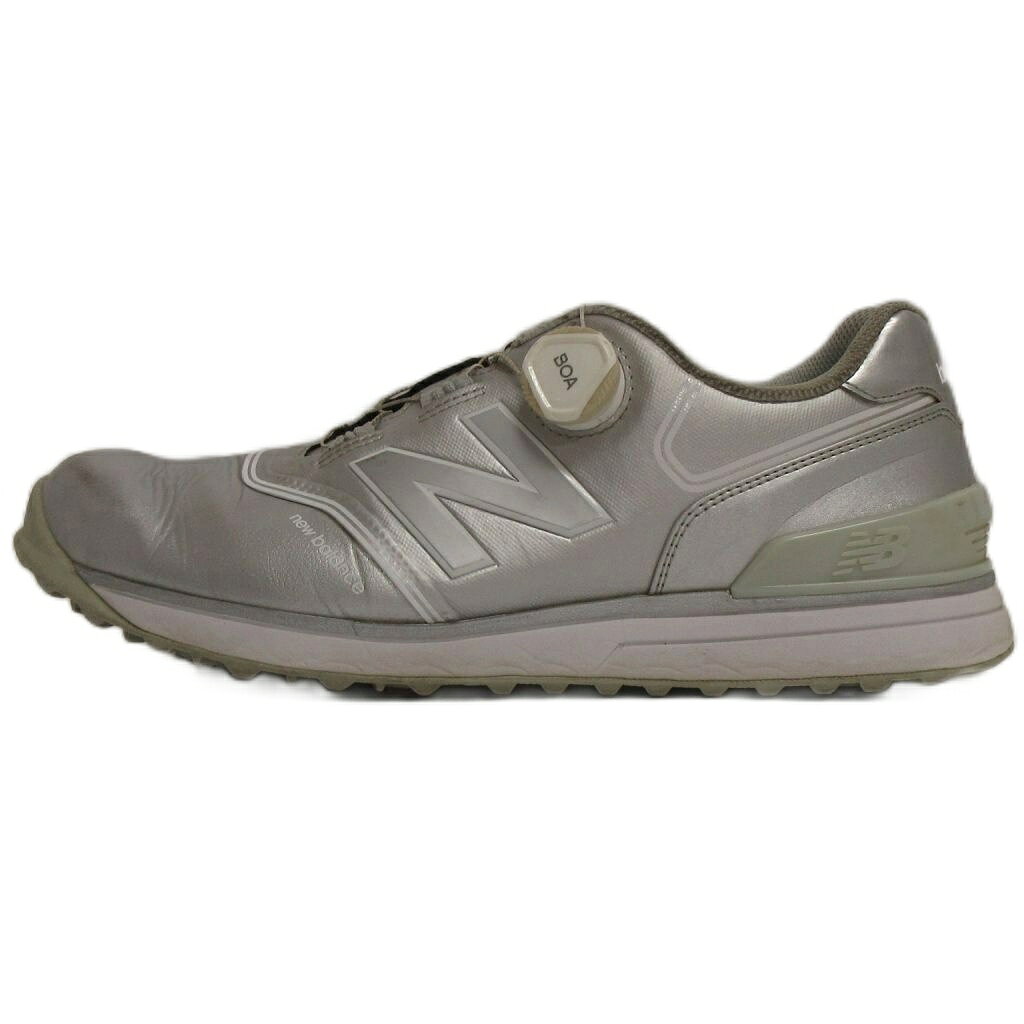 【中古】ニューバランス NEW BALANCE 574 v3 BOA ゴルフシューズ UGB574 シルバーカラー 28cm メンズ 【ベクトル 古着】 260822ブランドニューバランス NEW BALANCE表記サイズ28cm実寸サイズ最大幅：10cm　アウトソール：32cm　　色シルバーカラー状態・アウトソールに擦り減り ・履き口、シュータンに変色 ・履きシワ ・アッパーに擦れキズ その他に目立ったダメージはなく、問題なくご使用いただける商品です。 ※あくまでも中古品ですので掲載写真や記載内容をご確認いただき、ご理解の上ご購入ください。商品のお問い合わせの回答を休止しております。＊各商品ページの商品詳細等をご確認の上ご購入ください。【中古】ニューバランス NEW BALANCE 574 v3 BOA ゴルフシューズ UGB574 シルバーカラー 28cm メンズ 【ベクトル 古着】 260822状態ランク　”AB”詳細については、下記および「状態ランクについて」ページをご覧ください。未使用・新品の商品ほぼ新品同様の商品使用感が少なく、かなり状態の良い商品使用感はあるが、傷や汚れの少ない商品使用感の他、傷や汚れが見られる商品かなり大きな傷みがある難あり商品※S〜CランクはUSED品となりますので、使用感をご理解の上でご入札下さい。状態ランクについてinformationブランドニューバランス NEW BALANCE表記サイズ28cm実寸サイズ最大幅：10cm　アウトソール：32cm　　色シルバーカラー状態・アウトソールに擦り減り ・履き口、シュータンに変色 ・履きシワ ・アッパーに擦れキズ その他に目立ったダメージはなく、問題なくご使用いただける商品です。 ※あくまでも中古品ですので掲載写真や記載内容をご確認いただき、ご理解の上ご購入ください。商品のお問い合わせの回答を休止しております。＊各商品ページの商品詳細等をご確認の上ご購入ください。本商品は一点物です他サイトや店舗にて販売している商品です。多少のお時間差にて欠品になることもございます。予めご了承頂ますようお願い致します。ベクトル・サイズガイドはこちらこの商品と同じブランドの商品を見る