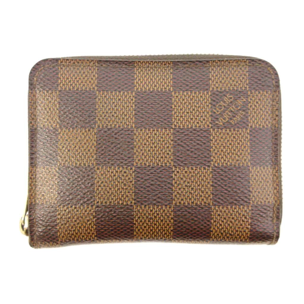 【中古】ルイヴィトン LOUIS VUITTON ダミエ ジッピーコインパース コインケース 小銭入れ M63070 ブラウン メンズ 【ベクトル 古着】 260925ブランドルイヴィトン LOUIS VUITTON実寸サイズヨコ：11.5cm　タテ：8.5cm　マチ：2cm　　色ブラウン状態・角スレ ・ファスナーのメッキ剥げ ・使用による刻印の薄れ その他に目立ったダメージはなく、問題なくご使用いただける商品です。 ※あくまでも中古品ですので掲載写真や記載内容をご確認いただき、ご理解の上ご購入ください。備考品番：M63070 製造番号：SN4109 原産国：フランス商品のお問い合わせの回答を休止しております。＊各商品ページの商品詳細等をご確認の上ご購入ください。【中古】ルイヴィトン LOUIS VUITTON ダミエ ジッピーコインパース コインケース 小銭入れ M63070 ブラウン メンズ 【ベクトル 古着】 260925状態ランク　”AB”詳細については、下記および「状態ランクについて」ページをご覧ください。未使用・新品の商品ほぼ新品同様の商品使用感が少なく、かなり状態の良い商品使用感はあるが、傷や汚れの少ない商品使用感の他、傷や汚れが見られる商品かなり大きな傷みがある難あり商品※S〜CランクはUSED品となりますので、使用感をご理解の上でご入札下さい。状態ランクについてinformationブランドルイヴィトン LOUIS VUITTON実寸サイズヨコ：11.5cm　タテ：8.5cm　マチ：2cm　　色ブラウン状態・角スレ ・ファスナーのメッキ剥げ ・使用による刻印の薄れ その他に目立ったダメージはなく、問題なくご使用いただける商品です。 ※あくまでも中古品ですので掲載写真や記載内容をご確認いただき、ご理解の上ご購入ください。備考品番：M63070 製造番号：SN4109 原産国：フランス商品のお問い合わせの回答を休止しております。＊各商品ページの商品詳細等をご確認の上ご購入ください。本商品は一点物です他サイトや店舗にて販売している商品です。多少のお時間差にて欠品になることもございます。予めご了承頂ますようお願い致します。ベクトル・サイズガイドはこちらこの商品と同じブランドの商品を見る