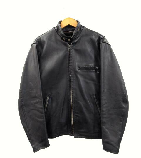 【中古】ショット SCHOTT 90s 641 シングル ライダースジャケット ボアライナー付き USA製 OLD ブラック 36 メンズ 【ベクトル 古着】 240318ブランドショット SCHOTT表記サイズ36実寸サイズ肩幅：47cm　身幅：50cm　袖丈：57cm　着丈：64cm　-　素材レザー色ブラック仕様90年代頃 ショットのシングルライダースジャケットになります。 ボアライナーベスト付き（取り外し可能） アメリカ製状態全体的に多少のシワがございます。首周り、袖、袖口、肩、ボディ所々に擦れ傷や汚れがございます。背面両裾野アジャスターの金具にサビがございます。使用感がございますが、着用に支障があるようなダメージはございません。付属品なし備考-商品のお問い合わせの回答を休止しております。＊各商品ページの商品詳細等をご確認の上ご購入ください。【中古】ショット SCHOTT 90s 641 シングル ライダースジャケット ボアライナー付き USA製 OLD ブラック 36 メンズ 【ベクトル 古着】 240318状態ランク　”B”詳細については、下記および「状態ランクについて」ページをご覧ください。未使用・新品の商品ほぼ新品同様の商品使用感が少なく、かなり状態の良い商品使用感はあるが、傷や汚れの少ない商品使用感の他、傷や汚れが見られる商品かなり大きな傷みがある難あり商品※S〜CランクはUSED品となりますので、使用感をご理解の上でご入札下さい。状態ランクについてinformationブランドショット SCHOTT表記サイズ36実寸サイズ肩幅：47cm　身幅：50cm　袖丈：57cm　着丈：64cm　-　素材レザー色ブラック仕様90年代頃 ショットのシングルライダースジャケットになります。 ボアライナーベスト付き（取り外し可能） アメリカ製状態全体的に多少のシワがございます。首周り、袖、袖口、肩、ボディ所々に擦れ傷や汚れがございます。背面両裾野アジャスターの金具にサビがございます。使用感がございますが、着用に支障があるようなダメージはございません。付属品なし備考-商品のお問い合わせの回答を休止しております。＊各商品ページの商品詳細等をご確認の上ご購入ください。本商品は一点物です他サイトや店舗にて販売している商品です。多少のお時間差にて欠品になることもございます。予めご了承頂ますようお願い致します。ベクトル・サイズガイドはこちらこの商品と同じブランドの商品を見る