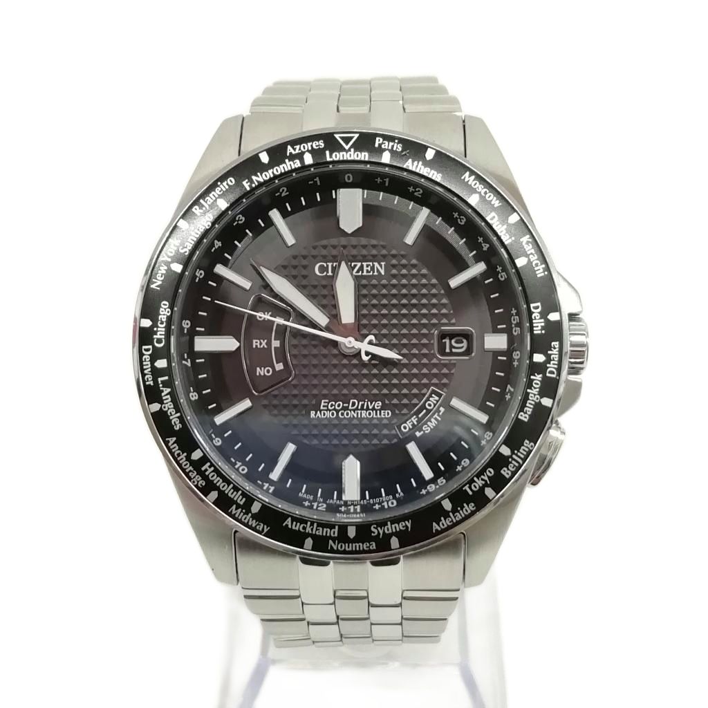 【中古】シチズン CITIZEN CB0027-69E コレクション エコドライブ ワールドタイム 腕時計 黒文字盤 メンズ 【ベクトル 古着】 260519ブランドシチズン CITIZEN実寸サイズバンド幅：約2〜2.3cm　腕周り：約18cm　ケース・タテ：42mm　ケース・ヨコ（リューズは除く）：42mm　　素材ステンレススチール色黒文字盤仕様エコドライブ状態・バンド、ケースに使用に伴うスレあり。 ・ベゼル部分に小キズ箇所あり。 （写真参照） 上記がありますが、特別目立ったダメージはなく、問題なくご使用いただける商品です。 ※あくまでも中古品ですので掲載写真や記載内容をご確認いただき、ご理解の上ご購入ください。 エコドライブの為保管状況により、お客様のお手元に届く際、動いていないという状況が考えられます、その際は十分に太陽光にあて動作確認していただけたら幸いです。付属品写真に写っている物が全てです。商品のお問い合わせの回答を休止しております。＊各商品ページの商品詳細等をご確認の上ご購入ください。【中古】シチズン CITIZEN CB0027-69E コレクション エコドライブ ワールドタイム 腕時計 黒文字盤 メンズ 【ベクトル 古着】 260519状態ランク　”AB”詳細については、下記および「状態ランクについて」ページをご覧ください。未使用・新品の商品ほぼ新品同様の商品使用感が少なく、かなり状態の良い商品使用感はあるが、傷や汚れの少ない商品使用感の他、傷や汚れが見られる商品かなり大きな傷みがある難あり商品※S〜CランクはUSED品となりますので、使用感をご理解の上でご入札下さい。状態ランクについてinformationブランドシチズン CITIZEN実寸サイズバンド幅：約2〜2.3cm　腕周り：約18cm　ケース・タテ：42mm　ケース・ヨコ（リューズは除く）：42mm　　素材ステンレススチール色黒文字盤仕様エコドライブ状態・バンド、ケースに使用に伴うスレあり。 ・ベゼル部分に小キズ箇所あり。 （写真参照） 上記がありますが、特別目立ったダメージはなく、問題なくご使用いただける商品です。 ※あくまでも中古品ですので掲載写真や記載内容をご確認いただき、ご理解の上ご購入ください。 エコドライブの為保管状況により、お客様のお手元に届く際、動いていないという状況が考えられます、その際は十分に太陽光にあて動作確認していただけたら幸いです。付属品写真に写っている物が全てです。商品のお問い合わせの回答を休止しております。＊各商品ページの商品詳細等をご確認の上ご購入ください。本商品は一点物です他サイトや店舗にて販売している商品です。多少のお時間差にて欠品になることもございます。予めご了承頂ますようお願い致します。ベクトル・サイズガイドはこちらこの商品と同じブランドの商品を見る