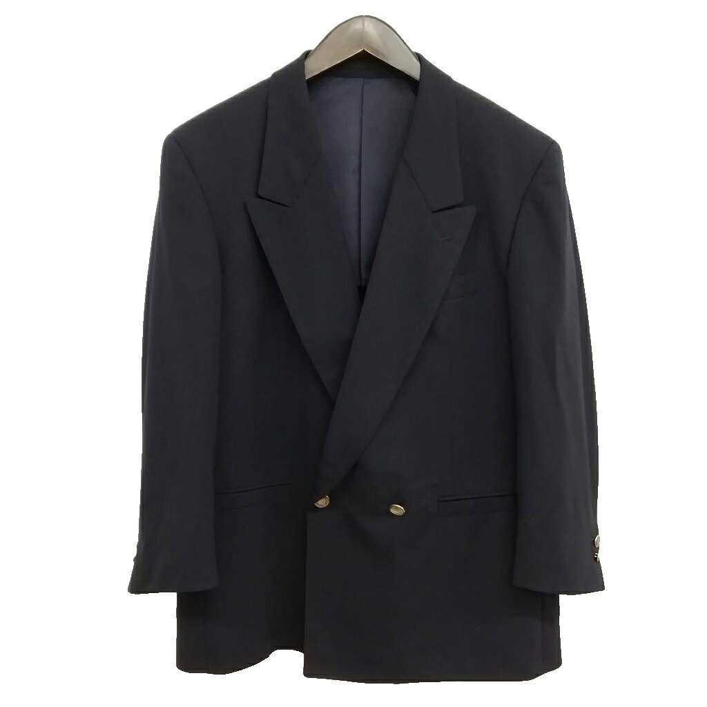 【中古】ランバン LANVIN 90s ヴィンテージ ダブルブレスト ジャケット テーラード ブレザー ネイビー 紺 メンズ 【ベクトル 古着】 260629ブランドランバン LANVIN表記サイズST46-54 ・実寸サイズも重ねてご参考下さい。実寸サイズ肩幅：47cm　身幅：56cm　着丈：74.5cm　袖丈：57cm　　色ネイビー/紺仕様袖2ボタン/開き見せ/ノーベント状態・ネーム刺繍あり。 目立ったダメージはなく、問題なくご使用いただける商品です。 ※あくまでも中古品ですので掲載写真や記載内容をご確認いただき、ご理解の上ご購入ください。 商品のお問い合わせの回答を休止しております。＊各商品ページの商品詳細等をご確認の上ご購入ください。【中古】ランバン LANVIN 90s ヴィンテージ ダブルブレスト ジャケット テーラード ブレザー ネイビー 紺 メンズ 【ベクトル 古着】 260629状態ランク　”AB”詳細については、下記および「状態ランクについて」ページをご覧ください。未使用・新品の商品ほぼ新品同様の商品使用感が少なく、かなり状態の良い商品使用感はあるが、傷や汚れの少ない商品使用感の他、傷や汚れが見られる商品かなり大きな傷みがある難あり商品※S〜CランクはUSED品となりますので、使用感をご理解の上でご入札下さい。状態ランクについてinformationブランドランバン LANVIN表記サイズST46-54 ・実寸サイズも重ねてご参考下さい。実寸サイズ肩幅：47cm　身幅：56cm　着丈：74.5cm　袖丈：57cm　　色ネイビー/紺仕様袖2ボタン/開き見せ/ノーベント状態・ネーム刺繍あり。 目立ったダメージはなく、問題なくご使用いただける商品です。 ※あくまでも中古品ですので掲載写真や記載内容をご確認いただき、ご理解の上ご購入ください。 商品のお問い合わせの回答を休止しております。＊各商品ページの商品詳細等をご確認の上ご購入ください。本商品は一点物です他サイトや店舗にて販売している商品です。多少のお時間差にて欠品になることもございます。予めご了承頂ますようお願い致します。ベクトル・サイズガイドはこちらこの商品と同じブランドの商品を見る