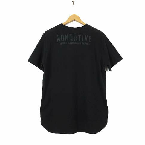 【中古】ノンネイティブ nonnative Tシャツ 半袖 バック ロゴ プリント M 2 黒 ブラック メンズ 【ベクトル 古着】 260608ブランドノンネイティブ nonnative表記サイズ2 (Mサイズ)実寸サイズ肩幅：46cm　身幅：51cm　着丈：71cm　袖丈：21cm　　素材コットン100％色黒 ブラック状態◆使用感はありますが、目立つようなダメージ等は見られない商品になります。 ◆USEDの商品になりますので、新品、完品をお探しの方、神経質な方はご遠慮下さい。商品のお問い合わせの回答を休止しております。＊各商品ページの商品詳細等をご確認の上ご購入ください。【中古】ノンネイティブ nonnative Tシャツ 半袖 バック ロゴ プリント M 2 黒 ブラック メンズ 【ベクトル 古着】 260608状態ランク　”B”詳細については、下記および「状態ランクについて」ページをご覧ください。未使用・新品の商品ほぼ新品同様の商品使用感が少なく、かなり状態の良い商品使用感はあるが、傷や汚れの少ない商品使用感の他、傷や汚れが見られる商品かなり大きな傷みがある難あり商品※S〜CランクはUSED品となりますので、使用感をご理解の上でご入札下さい。状態ランクについてinformationブランドノンネイティブ nonnative表記サイズ2 (Mサイズ)実寸サイズ肩幅：46cm　身幅：51cm　着丈：71cm　袖丈：21cm　　素材コットン100％色黒 ブラック状態◆使用感はありますが、目立つようなダメージ等は見られない商品になります。 ◆USEDの商品になりますので、新品、完品をお探しの方、神経質な方はご遠慮下さい。商品のお問い合わせの回答を休止しております。＊各商品ページの商品詳細等をご確認の上ご購入ください。本商品は一点物です他サイトや店舗にて販売している商品です。多少のお時間差にて欠品になることもございます。予めご了承頂ますようお願い致します。ベクトル・サイズガイドはこちらこの商品と同じブランドの商品を見る