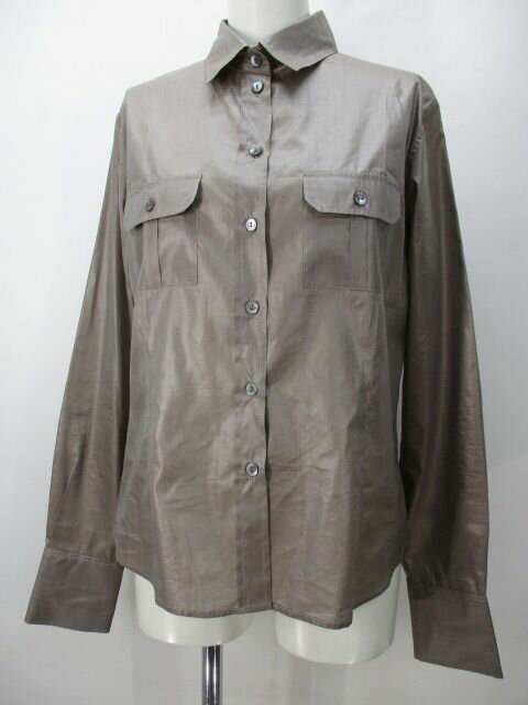 【中古】アクアスキュータム AQUASCUTUM 長袖 シャツ ブラウス M グレージュ 無地 光沢 ボタン 透け感 レディース 【ベクトル 古着】 240328ブランドアクアスキュータム AQUASCUTUM表記サイズM実寸サイズ肩幅：40cm　身幅：47cm　着丈：60cm　袖丈：61cm　　素材ポリエステル 65％ 絹 35％色グレージュ系 （画像参照）状態左袖にシミあり。（画像参照）備考中古品を扱っているため、元の商品のデザインや形状が全て把握できかねますので、予めご了承下さい。商品のお問い合わせの回答を休止しております。＊各商品ページの商品詳細等をご確認の上ご購入ください。【中古】アクアスキュータム AQUASCUTUM 長袖 シャツ ブラウス M グレージュ 無地 光沢 ボタン 透け感 レディース 【ベクトル 古着】 240328状態ランク　”B”詳細については、下記および「状態ランクについて」ページをご覧ください。未使用・新品の商品ほぼ新品同様の商品使用感が少なく、かなり状態の良い商品使用感はあるが、傷や汚れの少ない商品使用感の他、傷や汚れが見られる商品かなり大きな傷みがある難あり商品※S〜CランクはUSED品となりますので、使用感をご理解の上でご入札下さい。状態ランクについてinformationブランドアクアスキュータム AQUASCUTUM表記サイズM実寸サイズ肩幅：40cm　身幅：47cm　着丈：60cm　袖丈：61cm　　素材ポリエステル 65％ 絹 35％色グレージュ系 （画像参照）状態左袖にシミあり。（画像参照）備考中古品を扱っているため、元の商品のデザインや形状が全て把握できかねますので、予めご了承下さい。商品のお問い合わせの回答を休止しております。＊各商品ページの商品詳細等をご確認の上ご購入ください。本商品は一点物です他サイトや店舗にて販売している商品です。多少のお時間差にて欠品になることもございます。予めご了承頂ますようお願い致します。ベクトル・サイズガイドはこちらこの商品と同じブランドの商品を見る