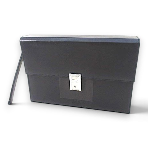 【中古】未使用品 ダンヒル dunhill LT9010A セカンドバッグ ブラック 黒系 レザー 牛革 シルバー金具 フランス製 メンズ 【ベクトル 古着】 260815ブランドダンヒル dunhill実寸サイズヨコ：28cm　タテ：19cm　マチ：5cm　ショルダーの長さ：35cm　　色ブラック 黒系（画像参照）状態未使用ですが、一度人の手に渡ったものですのでその点ご了承ください。備考中古品を扱っているため、元の商品のデザインや形状が全て把握できかねますので、予めご了承下さい商品のお問い合わせの回答を休止しております。＊各商品ページの商品詳細等をご確認の上ご購入ください。【中古】未使用品 ダンヒル dunhill LT9010A セカンドバッグ ブラック 黒系 レザー 牛革 シルバー金具 フランス製 メンズ 【ベクトル 古着】 260815状態ランク　”S”詳細については、下記および「状態ランクについて」ページをご覧ください。未使用・新品の商品ほぼ新品同様の商品使用感が少なく、かなり状態の良い商品使用感はあるが、傷や汚れの少ない商品使用感の他、傷や汚れが見られる商品かなり大きな傷みがある難あり商品※S〜CランクはUSED品となりますので、使用感をご理解の上でご入札下さい。状態ランクについてinformationブランドダンヒル dunhill実寸サイズヨコ：28cm　タテ：19cm　マチ：5cm　ショルダーの長さ：35cm　　色ブラック 黒系（画像参照）状態未使用ですが、一度人の手に渡ったものですのでその点ご了承ください。備考中古品を扱っているため、元の商品のデザインや形状が全て把握できかねますので、予めご了承下さい商品のお問い合わせの回答を休止しております。＊各商品ページの商品詳細等をご確認の上ご購入ください。本商品は一点物です他サイトや店舗にて販売している商品です。多少のお時間差にて欠品になることもございます。予めご了承頂ますようお願い致します。ベクトル・サイズガイドはこちらこの商品と同じブランドの商品を見る