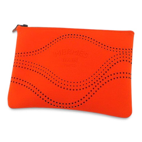 【中古】エルメス HERMES ネオバン ポーチ オレンジ パンチング フランス製 レディース 【ベクトル 古着】 260924ブランドエルメス HERMES実寸サイズヨコ：28cm　タテ：20cm　　素材ナイロン/ポリウレタン色オレンジ系（画像参照）仕様ファスナー開閉状態シミ、薄シミ等あり（画像参照）備考中古品を扱っているため、元の商品のデザインや形状が全て把握できかねますので、予めご了承下さい。商品のお問い合わせの回答を休止しております。＊各商品ページの商品詳細等をご確認の上ご購入ください。【中古】エルメス HERMES ネオバン ポーチ オレンジ パンチング フランス製 レディース 【ベクトル 古着】 260924状態ランク　”B”詳細については、下記および「状態ランクについて」ページをご覧ください。未使用・新品の商品ほぼ新品同様の商品使用感が少なく、かなり状態の良い商品使用感はあるが、傷や汚れの少ない商品使用感の他、傷や汚れが見られる商品かなり大きな傷みがある難あり商品※S〜CランクはUSED品となりますので、使用感をご理解の上でご入札下さい。状態ランクについてinformationブランドエルメス HERMES実寸サイズヨコ：28cm　タテ：20cm　　素材ナイロン/ポリウレタン色オレンジ系（画像参照）仕様ファスナー開閉状態シミ、薄シミ等あり（画像参照）備考中古品を扱っているため、元の商品のデザインや形状が全て把握できかねますので、予めご了承下さい。商品のお問い合わせの回答を休止しております。＊各商品ページの商品詳細等をご確認の上ご購入ください。本商品は一点物です他サイトや店舗にて販売している商品です。多少のお時間差にて欠品になることもございます。予めご了承頂ますようお願い致します。ベクトル・サイズガイドはこちらこの商品と同じブランドの商品を見る
