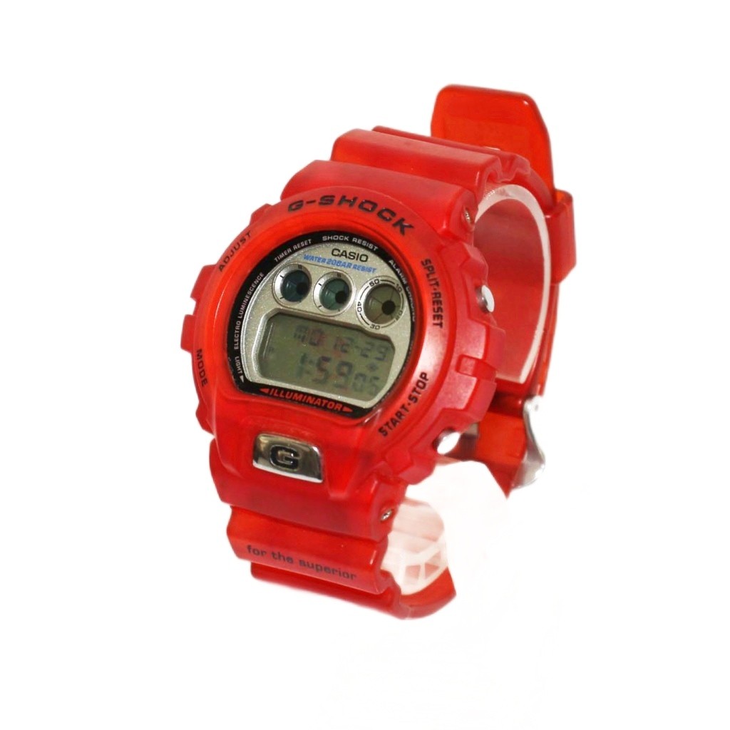 【中古】カシオジーショック CASIO G-SHOCK 98年フランスW杯/FIFAワールカップモデル 腕時計 デジタル 赤 DW-6900WF /KH メンズ 【ベクトル 古着】 260105ブランドカシオジーショック CASIO G-SHOCK実寸サイズバンド幅：2cm　腕周り：最大22cm　ケース・タテ：40mm　ケース・ヨコ（リューズは除く）：45mm　　素材ステンレススチール色赤 レッド状態裏側に錆びている箇所がございます。 ※全体的に中古品としての使用感と上記のようなダメージがあります。掲載写真や記載内容をご確認の上ご購入ください。付属品なし備考2026/01/05動作確認済み 電池残量は不明です。商品のお問い合わせの回答を休止しております。＊各商品ページの商品詳細等をご確認の上ご購入ください。【中古】カシオジーショック CASIO G-SHOCK 98年フランスW杯/FIFAワールカップモデル 腕時計 デジタル 赤 DW-6900WF /KH メンズ 【ベクトル 古着】 260105状態ランク　”B”詳細については、下記および「状態ランクについて」ページをご覧ください。未使用・新品の商品ほぼ新品同様の商品使用感が少なく、かなり状態の良い商品使用感はあるが、傷や汚れの少ない商品使用感の他、傷や汚れが見られる商品かなり大きな傷みがある難あり商品※S〜CランクはUSED品となりますので、使用感をご理解の上でご入札下さい。状態ランクについてinformationブランドカシオジーショック CASIO G-SHOCK実寸サイズバンド幅：2cm　腕周り：最大22cm　ケース・タテ：40mm　ケース・ヨコ（リューズは除く）：45mm　　素材ステンレススチール色赤 レッド状態裏側に錆びている箇所がございます。 ※全体的に中古品としての使用感と上記のようなダメージがあります。掲載写真や記載内容をご確認の上ご購入ください。付属品なし備考2026/01/05動作確認済み 電池残量は不明です。商品のお問い合わせの回答を休止しております。＊各商品ページの商品詳細等をご確認の上ご購入ください。本商品は一点物です他サイトや店舗にて販売している商品です。多少のお時間差にて欠品になることもございます。予めご了承頂ますようお願い致します。ベクトル・サイズガイドはこちらこの商品と同じブランドの商品を見る