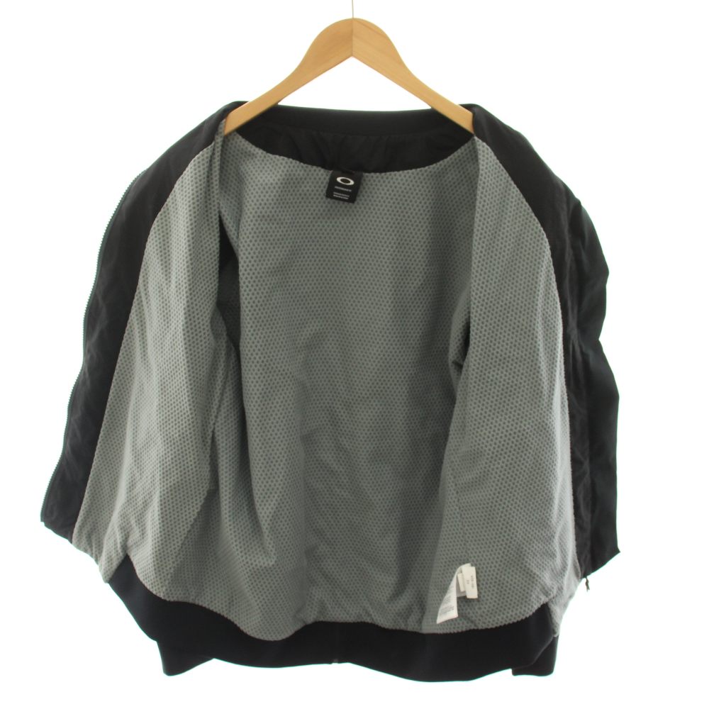 ブランド古着の買取販売ベクトルの【中古】オークリー OAKLEY エンハンスウィンドウォームミルジャケット ENHANCE WIND WARM MIL JACKET ブルゾン アウター ジップアップ ロゴプリント S 黒 ブラック 412819 /YT メンズ 【ベクトル 古着】 260604｜アングル3