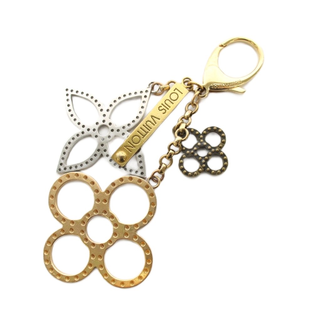 【中古】ルイヴィトン LOUIS VUITTON ビジューサック タバージュ キーホルダー モノグラム フラワーモチーフ メタル ゴールドカラー シルバーカラー M65090 /YT14 ■OH レディース 【ベクトル 古着】 260630ブランドルイヴィトン LOUIS VUITTON表記サイズ表記サイズなし ※実寸サイズをご確認ください。実寸サイズ全長 約16cm　素材メタル色ゴールドカラー、シルバーカラー状態全体的に所々スレやキズ、色剥げや変色箇所がございますが、その他には目立った汚れやダメージはなく、まだまだ長くお使い頂ける商品です。（写真6・7枚目参照） ※あくまでも中古品ですので掲載写真や記載内容をご確認いただき、ご理解の上ご購入ください。付属品保存袋、その他の付属品なし備考・国内正規代理店の記載なし ・製造番号 CK0122商品のお問い合わせの回答を休止しております。＊各商品ページの商品詳細等をご確認の上ご購入ください。【中古】ルイヴィトン LOUIS VUITTON ビジューサック タバージュ キーホルダー モノグラム フラワーモチーフ メタル ゴールドカラー シルバーカラー M65090 /YT14 ■OH レディース 【ベクトル 古着】 260630状態ランク　”AB”詳細については、下記および「状態ランクについて」ページをご覧ください。未使用・新品の商品ほぼ新品同様の商品使用感が少なく、かなり状態の良い商品使用感はあるが、傷や汚れの少ない商品使用感の他、傷や汚れが見られる商品かなり大きな傷みがある難あり商品※S〜CランクはUSED品となりますので、使用感をご理解の上でご入札下さい。状態ランクについてinformationブランドルイヴィトン LOUIS VUITTON表記サイズ表記サイズなし ※実寸サイズをご確認ください。実寸サイズ全長 約16cm　素材メタル色ゴールドカラー、シルバーカラー状態全体的に所々スレやキズ、色剥げや変色箇所がございますが、その他には目立った汚れやダメージはなく、まだまだ長くお使い頂ける商品です。（写真6・7枚目参照） ※あくまでも中古品ですので掲載写真や記載内容をご確認いただき、ご理解の上ご購入ください。付属品保存袋、その他の付属品なし備考・国内正規代理店の記載なし ・製造番号 CK0122商品のお問い合わせの回答を休止しております。＊各商品ページの商品詳細等をご確認の上ご購入ください。本商品は一点物です他サイトや店舗にて販売している商品です。多少のお時間差にて欠品になることもございます。予めご了承頂ますようお願い致します。ベクトル・サイズガイドはこちらこの商品と同じブランドの商品を見る