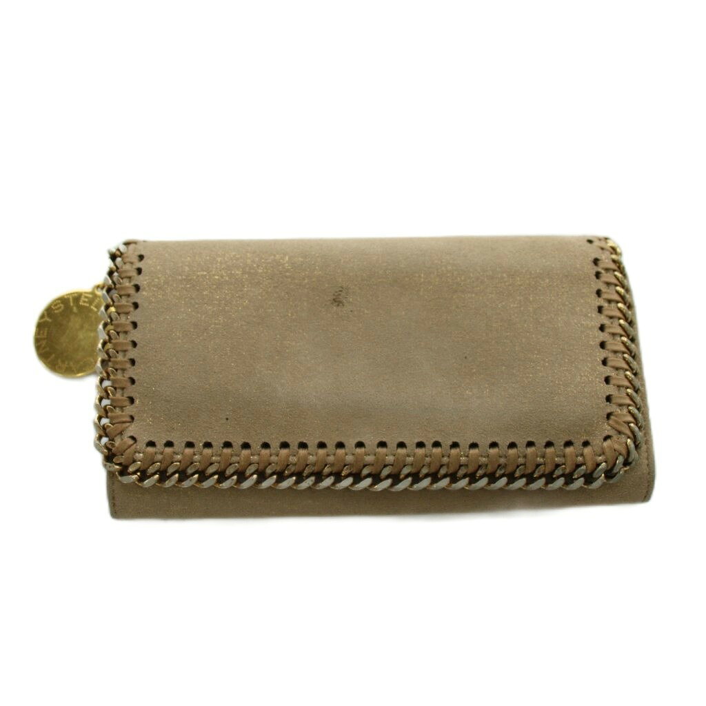 【中古】ステラマッカートニー STELLA McCARTNEY ファラベラ 長財布 二つ折り 小銭入れ ラメ ベージュ /AN ●D レディース 【ベクトル 古着】 260715ブランドステラマッカートニー STELLA McCARTNEY実寸サイズヨコ：約19cm　タテ：約9.5cm　マチ：約0.5cm　　色ベージュ状態内側、表面、上部に黒い汚れ。チャームにキズ、青錆がございます。 ※全体的に中古品としての使用感とダメージがありますが、通常使用には支障のない商品です。 掲載写真や記載内容をご確認いただき、ご理解の上ご購入ください。付属品箱（ダメージあり）商品のお問い合わせの回答を休止しております。＊各商品ページの商品詳細等をご確認の上ご購入ください。【中古】ステラマッカートニー STELLA McCARTNEY ファラベラ 長財布 二つ折り 小銭入れ ラメ ベージュ /AN ●D レディース 【ベクトル 古着】 260715状態ランク　”B”詳細については、下記および「状態ランクについて」ページをご覧ください。未使用・新品の商品ほぼ新品同様の商品使用感が少なく、かなり状態の良い商品使用感はあるが、傷や汚れの少ない商品使用感の他、傷や汚れが見られる商品かなり大きな傷みがある難あり商品※S〜CランクはUSED品となりますので、使用感をご理解の上でご入札下さい。状態ランクについてinformationブランドステラマッカートニー STELLA McCARTNEY実寸サイズヨコ：約19cm　タテ：約9.5cm　マチ：約0.5cm　　色ベージュ状態内側、表面、上部に黒い汚れ。チャームにキズ、青錆がございます。 ※全体的に中古品としての使用感とダメージがありますが、通常使用には支障のない商品です。 掲載写真や記載内容をご確認いただき、ご理解の上ご購入ください。付属品箱（ダメージあり）商品のお問い合わせの回答を休止しております。＊各商品ページの商品詳細等をご確認の上ご購入ください。本商品は一点物です他サイトや店舗にて販売している商品です。多少のお時間差にて欠品になることもございます。予めご了承頂ますようお願い致します。ベクトル・サイズガイドはこちらこの商品と同じブランドの商品を見る