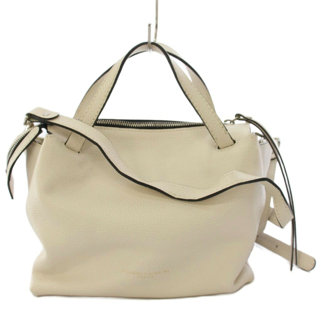 【中古】ジャンニカリーニ GIANNI CHIARIN ハンドバッグ ショルダーバッグ 2way レザー 白 ホワイト /TK レディース 【ベクトル 古着】 260724ブランドジャンニカリーニ GIANNI CHIARIN実寸サイズ持ち手の長さ：22cm　ヨコ：22-32cm　タテ：18cm　マチ：14cm　ショルダーの長さ：102-123cm　　素材レザー色白 ホワイト状態型崩れ、持ち手、ショルダー紐にひび割れ、ショルダー紐に青い汚れや結んだ跡、角擦れ、全体的に薄茶や薄黒い汚れがあります。 ※全体的に中古品としての使用感とダメージがありますが、通常使用には支障のない商品です。 掲載写真や記載内容をご確認いただき、ご理解の上ご購入ください。付属品袋商品のお問い合わせの回答を休止しております。＊各商品ページの商品詳細等をご確認の上ご購入ください。【中古】ジャンニカリーニ GIANNI CHIARIN ハンドバッグ ショルダーバッグ 2way レザー 白 ホワイト /TK レディース 【ベクトル 古着】 260724状態ランク　”B”詳細については、下記および「状態ランクについて」ページをご覧ください。未使用・新品の商品ほぼ新品同様の商品使用感が少なく、かなり状態の良い商品使用感はあるが、傷や汚れの少ない商品使用感の他、傷や汚れが見られる商品かなり大きな傷みがある難あり商品※S〜CランクはUSED品となりますので、使用感をご理解の上でご入札下さい。状態ランクについてinformationブランドジャンニカリーニ GIANNI CHIARIN実寸サイズ持ち手の長さ：22cm　ヨコ：22-32cm　タテ：18cm　マチ：14cm　ショルダーの長さ：102-123cm　　素材レザー色白 ホワイト状態型崩れ、持ち手、ショルダー紐にひび割れ、ショルダー紐に青い汚れや結んだ跡、角擦れ、全体的に薄茶や薄黒い汚れがあります。 ※全体的に中古品としての使用感とダメージがありますが、通常使用には支障のない商品です。 掲載写真や記載内容をご確認いただき、ご理解の上ご購入ください。付属品袋商品のお問い合わせの回答を休止しております。＊各商品ページの商品詳細等をご確認の上ご購入ください。本商品は一点物です他サイトや店舗にて販売している商品です。多少のお時間差にて欠品になることもございます。予めご了承頂ますようお願い致します。ベクトル・サイズガイドはこちらこの商品と同じブランドの商品を見る