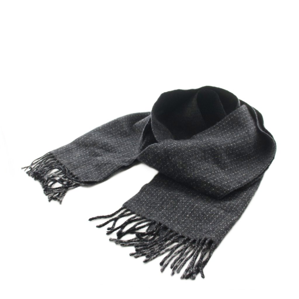 【中古】ランバン LANVIN COLLECTION マフラー フリンジ チャコールグレー /AN メンズ 【ベクトル 古着】 260731ブランドランバン LANVIN実寸サイズ全長（フリンジ含まず）：約158cm　幅：約30cm　　素材ケアタグがないため分かりかねます。色チャコールグレー状態全体的に毛羽立ち。所々にほつれがございますが、その他に目立ったダメージはなく、問題なくご使用いただける商品です。 ※あくまでも中古品ですので掲載写真や記載内容をご確認いただき、ご理解の上ご購入ください。商品のお問い合わせの回答を休止しております。＊各商品ページの商品詳細等をご確認の上ご購入ください。【中古】ランバン LANVIN COLLECTION マフラー フリンジ チャコールグレー /AN メンズ 【ベクトル 古着】 260731状態ランク　”AB”詳細については、下記および「状態ランクについて」ページをご覧ください。未使用・新品の商品ほぼ新品同様の商品使用感が少なく、かなり状態の良い商品使用感はあるが、傷や汚れの少ない商品使用感の他、傷や汚れが見られる商品かなり大きな傷みがある難あり商品※S〜CランクはUSED品となりますので、使用感をご理解の上でご入札下さい。状態ランクについてinformationブランドランバン LANVIN実寸サイズ全長（フリンジ含まず）：約158cm　幅：約30cm　　素材ケアタグがないため分かりかねます。色チャコールグレー状態全体的に毛羽立ち。所々にほつれがございますが、その他に目立ったダメージはなく、問題なくご使用いただける商品です。 ※あくまでも中古品ですので掲載写真や記載内容をご確認いただき、ご理解の上ご購入ください。商品のお問い合わせの回答を休止しております。＊各商品ページの商品詳細等をご確認の上ご購入ください。本商品は一点物です他サイトや店舗にて販売している商品です。多少のお時間差にて欠品になることもございます。予めご了承頂ますようお願い致します。ベクトル・サイズガイドはこちらこの商品と同じブランドの商品を見る