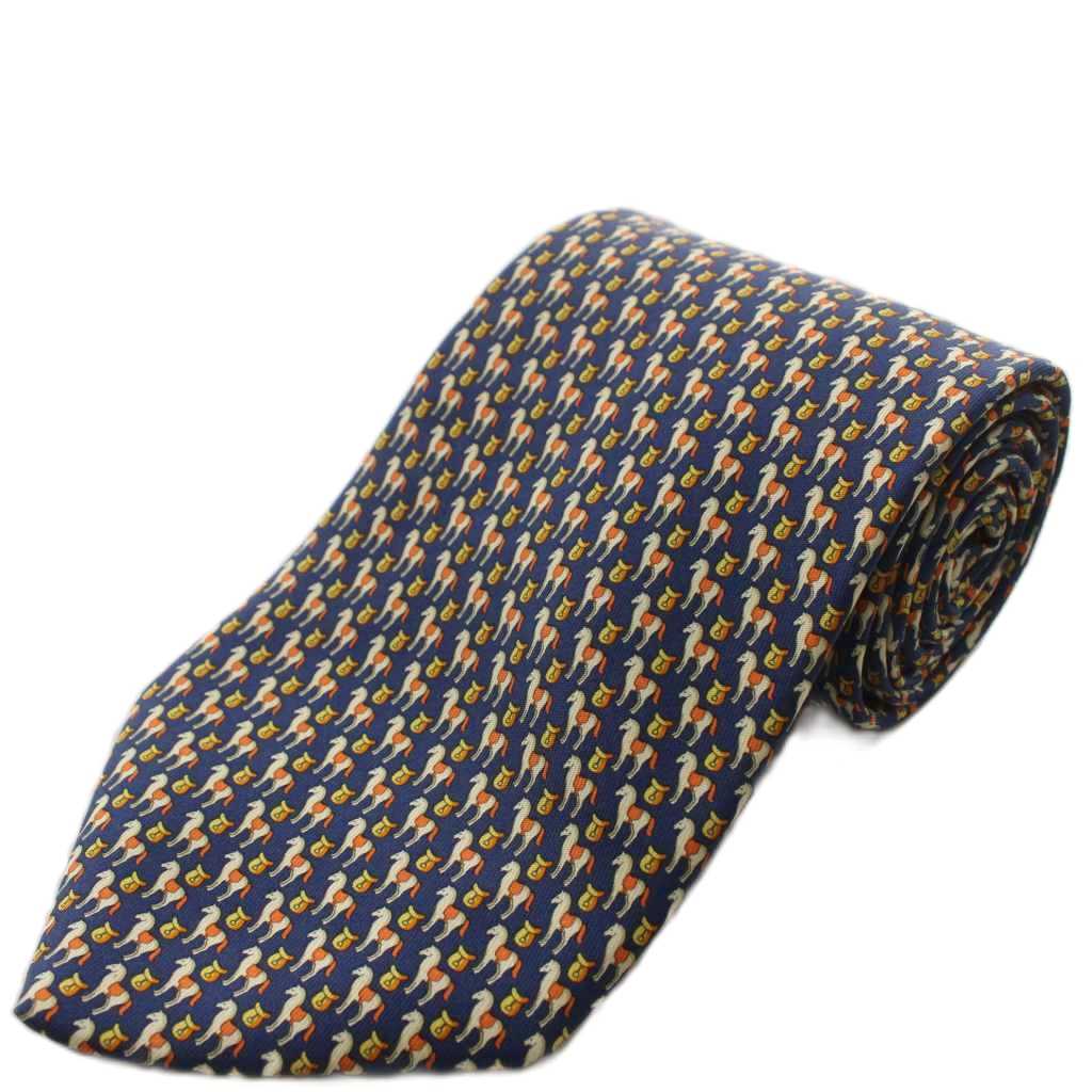 【中古】サルヴァトーレフェラガモ Salvatore Ferragamo ネクタイ レギュラータイ シルク 総柄 馬 紺 ネイビー /GG ■MA メンズ 【ベクトル 古着】 260824ブランドサルヴァトーレフェラガモ Salvatore Ferragamo実寸サイズ大剣：9.5cm　全長：151cm　　素材シルク色紺 ネイビー状態使用感が少なく、かなり状態の良い商品です。 ※あくまでも中古品ですので掲載写真や記載内容をご確認いただき、ご理解の上ご購入ください。商品のお問い合わせの回答を休止しております。＊各商品ページの商品詳細等をご確認の上ご購入ください。【中古】サルヴァトーレフェラガモ Salvatore Ferragamo ネクタイ レギュラータイ シルク 総柄 馬 紺 ネイビー /GG ■MA メンズ 【ベクトル 古着】 260824状態ランク　”A”詳細については、下記および「状態ランクについて」ページをご覧ください。未使用・新品の商品ほぼ新品同様の商品使用感が少なく、かなり状態の良い商品使用感はあるが、傷や汚れの少ない商品使用感の他、傷や汚れが見られる商品かなり大きな傷みがある難あり商品※S〜CランクはUSED品となりますので、使用感をご理解の上でご入札下さい。状態ランクについてinformationブランドサルヴァトーレフェラガモ Salvatore Ferragamo実寸サイズ大剣：9.5cm　全長：151cm　　素材シルク色紺 ネイビー状態使用感が少なく、かなり状態の良い商品です。 ※あくまでも中古品ですので掲載写真や記載内容をご確認いただき、ご理解の上ご購入ください。商品のお問い合わせの回答を休止しております。＊各商品ページの商品詳細等をご確認の上ご購入ください。本商品は一点物です他サイトや店舗にて販売している商品です。多少のお時間差にて欠品になることもございます。予めご了承頂ますようお願い致します。ベクトル・サイズガイドはこちらこの商品と同じブランドの商品を見る