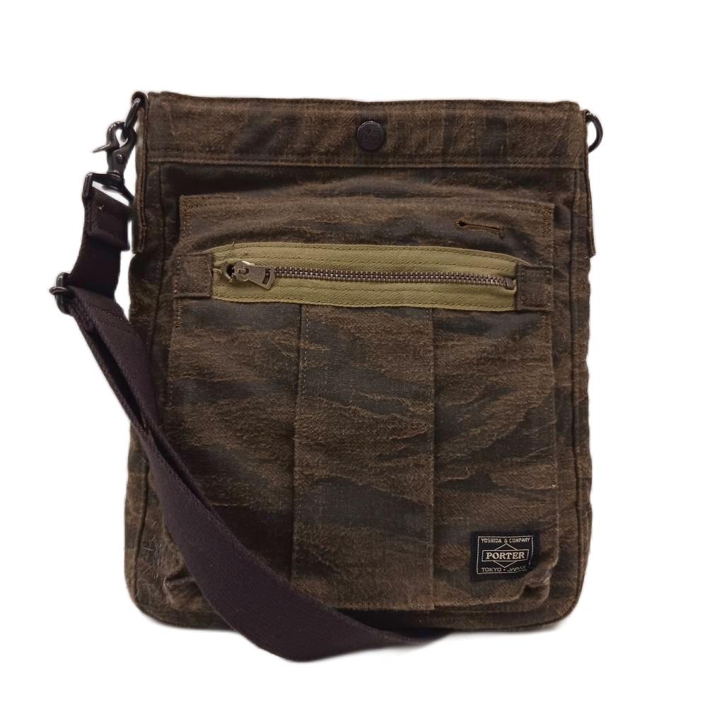 【中古】ポーター PORTER グリーンアイ GREEN EYE 吉田カバン ショルダーバッグ キャンバス カーキ /AN メンズ 【ベクトル 古着】 260903ブランドポーター PORTER実寸サイズ持ち手の長さ：-cm　ヨコ：約24cm　タテ：約28cm　マチ：約5cm　ショルダーの長さ：約83〜137cm　　素材キャンバス色カーキ状態内側に黒い汚れ。角にスレがございますが、その他に目立ったダメージはなく、問題なくご使用いただける商品です。 ※あくまでも中古品ですので掲載写真や記載内容をご確認いただき、ご理解の上ご購入ください。付属品なし商品のお問い合わせの回答を休止しております。＊各商品ページの商品詳細等をご確認の上ご購入ください。【中古】ポーター PORTER グリーンアイ GREEN EYE 吉田カバン ショルダーバッグ キャンバス カーキ /AN メンズ 【ベクトル 古着】 260903状態ランク　”AB”詳細については、下記および「状態ランクについて」ページをご覧ください。未使用・新品の商品ほぼ新品同様の商品使用感が少なく、かなり状態の良い商品使用感はあるが、傷や汚れの少ない商品使用感の他、傷や汚れが見られる商品かなり大きな傷みがある難あり商品※S〜CランクはUSED品となりますので、使用感をご理解の上でご入札下さい。状態ランクについてinformationブランドポーター PORTER実寸サイズ持ち手の長さ：-cm　ヨコ：約24cm　タテ：約28cm　マチ：約5cm　ショルダーの長さ：約83〜137cm　　素材キャンバス色カーキ状態内側に黒い汚れ。角にスレがございますが、その他に目立ったダメージはなく、問題なくご使用いただける商品です。 ※あくまでも中古品ですので掲載写真や記載内容をご確認いただき、ご理解の上ご購入ください。付属品なし商品のお問い合わせの回答を休止しております。＊各商品ページの商品詳細等をご確認の上ご購入ください。本商品は一点物です他サイトや店舗にて販売している商品です。多少のお時間差にて欠品になることもございます。予めご了承頂ますようお願い致します。ベクトル・サイズガイドはこちらこの商品と同じブランドの商品を見る