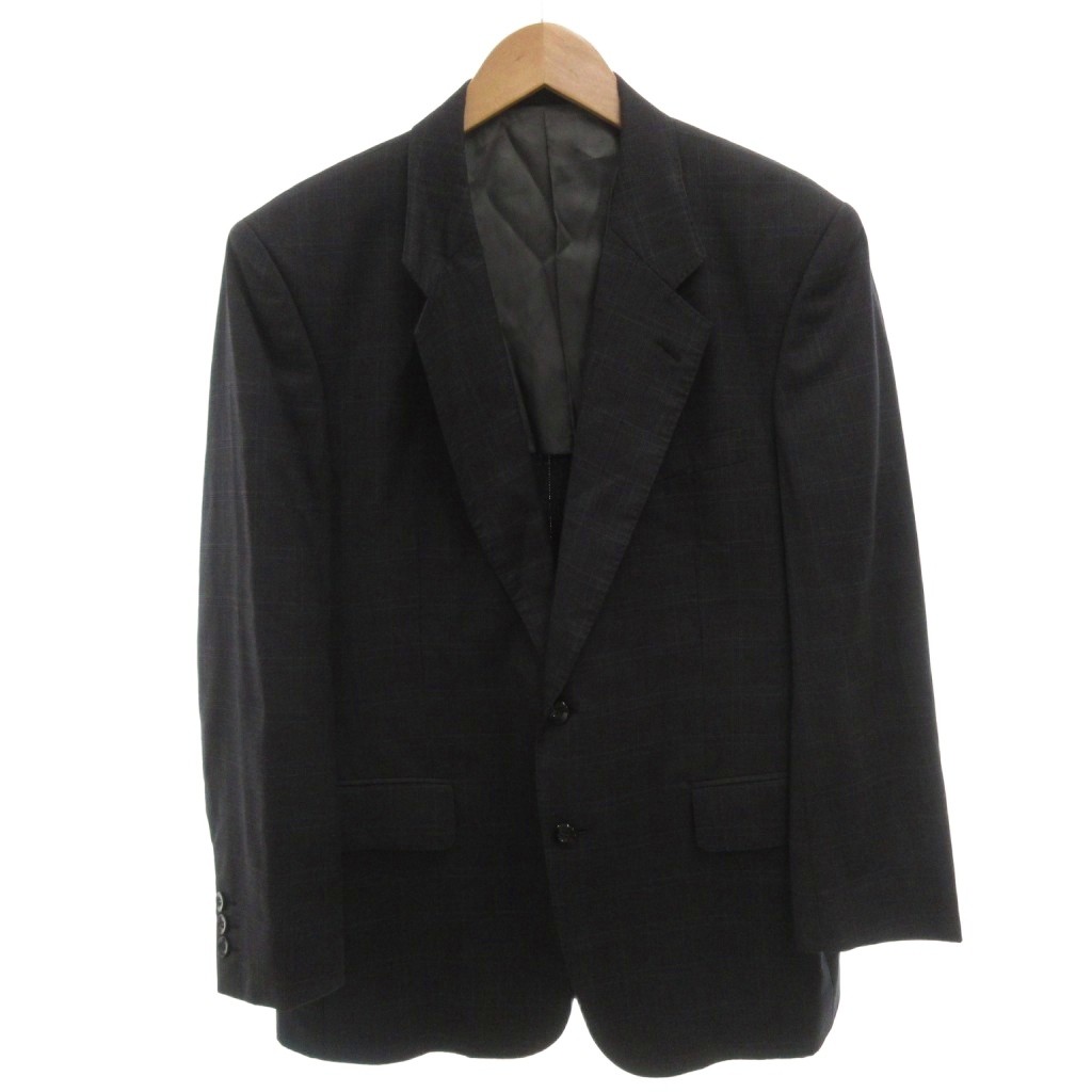 【中古】ピエールカルダン Pierre Cardin テーラードジャケット ブレザー チェック 2B 半裏 グレー /FF メンズ 【ベクトル 古着】 260622ブランドピエールカルダン Pierre Cardin表記サイズサイズ表記はございませんので、実寸サイズを参考によろしくお願いします実寸サイズ肩幅：47cm　身幅：56cm　着丈：73cm　袖丈：57cm　　素材素材表記なし色グレー状態・ネーム刺繍 ・全体擦れ その他に目立ったダメージはなく、問題なくご使用いただける商品です。 ※あくまでも中古品ですので掲載写真や記載内容をご確認いただき、ご理解の上ご購入ください。備考こちらのお品物は店舗で保管しておらず、店頭販売出来かねます。（※お取り寄せも出来かねます）商品のお問い合わせの回答を休止しております。＊各商品ページの商品詳細等をご確認の上ご購入ください。【中古】ピエールカルダン Pierre Cardin テーラードジャケット ブレザー チェック 2B 半裏 グレー /FF メンズ 【ベクトル 古着】 260622状態ランク　”AB”詳細については、下記および「状態ランクについて」ページをご覧ください。未使用・新品の商品ほぼ新品同様の商品使用感が少なく、かなり状態の良い商品使用感はあるが、傷や汚れの少ない商品使用感の他、傷や汚れが見られる商品かなり大きな傷みがある難あり商品※S〜CランクはUSED品となりますので、使用感をご理解の上でご入札下さい。状態ランクについてinformationブランドピエールカルダン Pierre Cardin表記サイズサイズ表記はございませんので、実寸サイズを参考によろしくお願いします実寸サイズ肩幅：47cm　身幅：56cm　着丈：73cm　袖丈：57cm　　素材素材表記なし色グレー状態・ネーム刺繍 ・全体擦れ その他に目立ったダメージはなく、問題なくご使用いただける商品です。 ※あくまでも中古品ですので掲載写真や記載内容をご確認いただき、ご理解の上ご購入ください。備考こちらのお品物は店舗で保管しておらず、店頭販売出来かねます。（※お取り寄せも出来かねます）商品のお問い合わせの回答を休止しております。＊各商品ページの商品詳細等をご確認の上ご購入ください。本商品は一点物です他サイトや店舗にて販売している商品です。多少のお時間差にて欠品になることもございます。予めご了承頂ますようお願い致します。ベクトル・サイズガイドはこちらこの商品と同じブランドの商品を見る