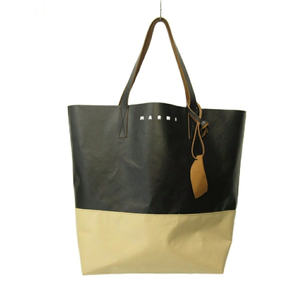 【中古】マルニ MARNI TRIBECA トライベッカ トートバッグ ロゴ バイカラー 黒 ブラック ベージュ SHMPD0081AO 0709 メンズ 【ベクトル 古着】 260709ブランドマルニ MARNI表記サイズ--実寸サイズ持ち手の長さ：約47cm　ヨコ：約46cm　タテ：約37cm　マチ：約15cm　ショルダーの長さ：--cm　　素材PVC レザー色黒 ブラック ベージュ仕様メインポケット×1状態・ポケットの縁に細かなほつれ ・底面に細かな傷 ・底面の縁に擦れによる傷あり その他に目立ったダメージはなく、問題なくご使用いただける商品です。 ※あくまでも中古品ですので掲載写真や記載内容をご確認いただき、ご理解の上ご購入ください。付属品--備考品番 SHMPD0081AO商品のお問い合わせの回答を休止しております。＊各商品ページの商品詳細等をご確認の上ご購入ください。【中古】マルニ MARNI TRIBECA トライベッカ トートバッグ ロゴ バイカラー 黒 ブラック ベージュ SHMPD0081AO 0709 メンズ 【ベクトル 古着】 260709状態ランク　”AB”詳細については、下記および「状態ランクについて」ページをご覧ください。未使用・新品の商品ほぼ新品同様の商品使用感が少なく、かなり状態の良い商品使用感はあるが、傷や汚れの少ない商品使用感の他、傷や汚れが見られる商品かなり大きな傷みがある難あり商品※S〜CランクはUSED品となりますので、使用感をご理解の上でご入札下さい。状態ランクについてinformationブランドマルニ MARNI表記サイズ--実寸サイズ持ち手の長さ：約47cm　ヨコ：約46cm　タテ：約37cm　マチ：約15cm　ショルダーの長さ：--cm　　素材PVC レザー色黒 ブラック ベージュ仕様メインポケット×1状態・ポケットの縁に細かなほつれ ・底面に細かな傷 ・底面の縁に擦れによる傷あり その他に目立ったダメージはなく、問題なくご使用いただける商品です。 ※あくまでも中古品ですので掲載写真や記載内容をご確認いただき、ご理解の上ご購入ください。付属品--備考品番 SHMPD0081AO商品のお問い合わせの回答を休止しております。＊各商品ページの商品詳細等をご確認の上ご購入ください。本商品は一点物です他サイトや店舗にて販売している商品です。多少のお時間差にて欠品になることもございます。予めご了承頂ますようお願い致します。ベクトル・サイズガイドはこちらこの商品と同じブランドの商品を見る