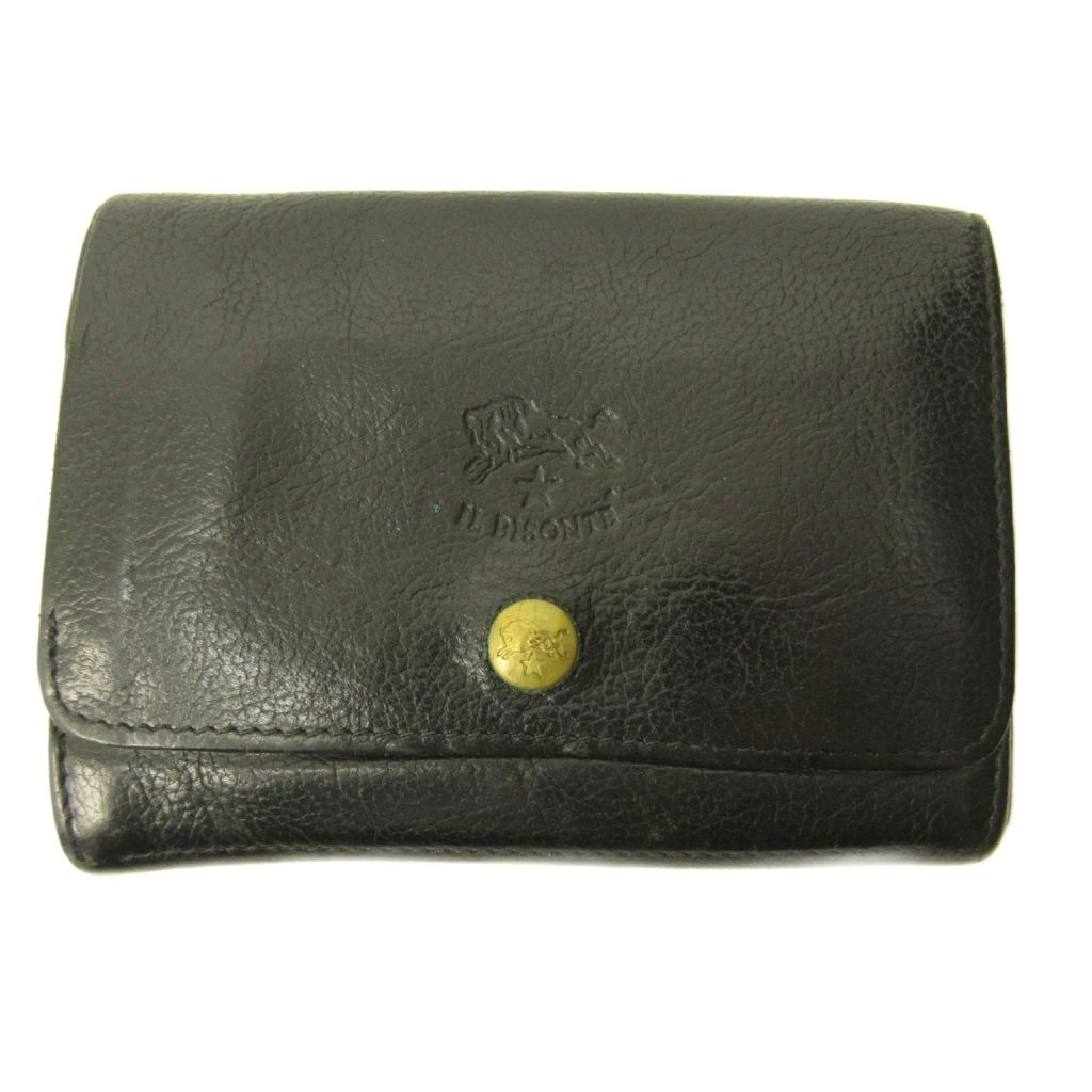 【中古】イルビゾンテ IL BISONTE 二つ折り財布 ウォレット レザー 黒 ブラック 0716 メンズ 【ベクトル 古着】 260725ブランドイルビゾンテ IL BISONTE表記サイズ--実寸サイズヨコ：約13.5cm　タテ：約9.5cm　マチ：約1.5cm　　素材レザー色黒 ブラック仕様お札入れ×1 小銭入れ×1 カードポケット×4 フリーポケット×2状態・表面全体に細かな傷 ・ホック全体に緑青の付着 ・小銭入れのファスナーが破損 ※全体的に中古品としての使用感とダメージがありますが、通常使用には支障のない商品です。 掲載写真や記載内容をご確認いただき、ご理解の上ご購入ください。付属品--備考品番なし商品のお問い合わせの回答を休止しております。＊各商品ページの商品詳細等をご確認の上ご購入ください。【中古】イルビゾンテ IL BISONTE 二つ折り財布 ウォレット レザー 黒 ブラック 0716 メンズ 【ベクトル 古着】 260725状態ランク　”B”詳細については、下記および「状態ランクについて」ページをご覧ください。未使用・新品の商品ほぼ新品同様の商品使用感が少なく、かなり状態の良い商品使用感はあるが、傷や汚れの少ない商品使用感の他、傷や汚れが見られる商品かなり大きな傷みがある難あり商品※S〜CランクはUSED品となりますので、使用感をご理解の上でご入札下さい。状態ランクについてinformationブランドイルビゾンテ IL BISONTE表記サイズ--実寸サイズヨコ：約13.5cm　タテ：約9.5cm　マチ：約1.5cm　　素材レザー色黒 ブラック仕様お札入れ×1 小銭入れ×1 カードポケット×4 フリーポケット×2状態・表面全体に細かな傷 ・ホック全体に緑青の付着 ・小銭入れのファスナーが破損 ※全体的に中古品としての使用感とダメージがありますが、通常使用には支障のない商品です。 掲載写真や記載内容をご確認いただき、ご理解の上ご購入ください。付属品--備考品番なし商品のお問い合わせの回答を休止しております。＊各商品ページの商品詳細等をご確認の上ご購入ください。本商品は一点物です他サイトや店舗にて販売している商品です。多少のお時間差にて欠品になることもございます。予めご了承頂ますようお願い致します。ベクトル・サイズガイドはこちらこの商品と同じブランドの商品を見る