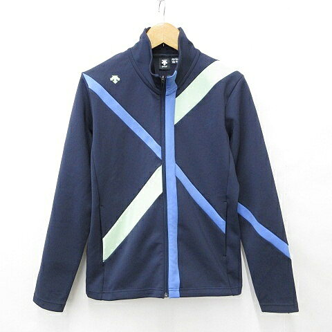 【中古】デサント DESCENTE GOLF ゴルフ スポーツウエア ジャケット ブルゾン ジャージ ジップアップ スタンドカラー 紺 青 緑 ネイビー ブルー グリーン L メンズ 【ベクトル 古着】 260715ブランドデサント DESCENTE表記サイズL実寸サイズ肩幅：45cm　身幅：53cm　着丈：68cm　袖丈：66cm　　素材本体 ポリエステル 90％ ポリウレタン 10％ 切替部 ポリエステル 100％色紺 青 緑 ※ 色に関しては、この商品の出品者の主観で判断しております。また、光の影響などにより実物の色と異なる場合がありますので予めご了承ください。状態この商品には下記のようなダメージがあります。 ・左袖口に少々すれ、・右袖に小さなひっかけ ・右前ロゴマークに変色 その他に目立ったダメージはなく、問題なくご使用いただける商品です。 ※あくまでも中古品ですので掲載写真や記載内容をご確認いただき、ご理解の上ご購入ください。備考一部商品は実店舗で保管しておりませんので、店頭にてご覧になれない場合がございます。また、ご質問を頂いた際、お時間をいただく場合がございます。商品のお問い合わせの回答を休止しております。＊各商品ページの商品詳細等をご確認の上ご購入ください。【中古】デサント DESCENTE GOLF ゴルフ スポーツウエア ジャケット ブルゾン ジャージ ジップアップ スタンドカラー 紺 青 緑 ネイビー ブルー グリーン L メンズ 【ベクトル 古着】 260715状態ランク　”AB”詳細については、下記および「状態ランクについて」ページをご覧ください。未使用・新品の商品ほぼ新品同様の商品使用感が少なく、かなり状態の良い商品使用感はあるが、傷や汚れの少ない商品使用感の他、傷や汚れが見られる商品かなり大きな傷みがある難あり商品※S〜CランクはUSED品となりますので、使用感をご理解の上でご入札下さい。状態ランクについてinformationブランドデサント DESCENTE表記サイズL実寸サイズ肩幅：45cm　身幅：53cm　着丈：68cm　袖丈：66cm　　素材本体 ポリエステル 90％ ポリウレタン 10％ 切替部 ポリエステル 100％色紺 青 緑 ※ 色に関しては、この商品の出品者の主観で判断しております。また、光の影響などにより実物の色と異なる場合がありますので予めご了承ください。状態この商品には下記のようなダメージがあります。 ・左袖口に少々すれ、・右袖に小さなひっかけ ・右前ロゴマークに変色 その他に目立ったダメージはなく、問題なくご使用いただける商品です。 ※あくまでも中古品ですので掲載写真や記載内容をご確認いただき、ご理解の上ご購入ください。備考一部商品は実店舗で保管しておりませんので、店頭にてご覧になれない場合がございます。また、ご質問を頂いた際、お時間をいただく場合がございます。商品のお問い合わせの回答を休止しております。＊各商品ページの商品詳細等をご確認の上ご購入ください。本商品は一点物です他サイトや店舗にて販売している商品です。多少のお時間差にて欠品になることもございます。予めご了承頂ますようお願い致します。ベクトル・サイズガイドはこちらこの商品と同じブランドの商品を見る