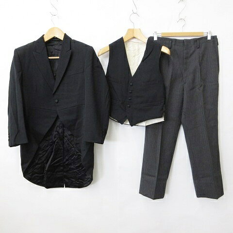 【中古】フォーマル 礼服 3Pスーツ 燕尾服 ピークドラペル ベスト スラックス ストライプ 毛 黒 グレー ブラック メンズ 【ベクトル 古着】 261014表記サイズ表記なし実寸サイズジャケット 肩幅：44cm　ジャケット 身幅：52cm　ジャケット 袖丈：56cm　ジャケット 着丈：92cm　パンツ ウエスト：84cm　パンツ もも幅：31cm　パンツ 裾幅：22cm　パンツ 股上：31cm　パンツ 股下：66.5cm　ベスト　身幅 46　着丈 52　素材毛 100％色黒 グレー ※ 色に関しては、この商品の出品者の主観で判断しております。また、光の影響などにより実物の色と異なる場合がありますので予めご了承ください。状態この商品には下記のようなダメージがあります。 ・名前刺繍入り ・ベスト裏に汚れ多数 ・パンツウエスト裏に汚れ その他に目立ったダメージはなくまだまだご使用いただける商品です。 ※あくまでも中古品ですので掲載写真や記載内容をご確認いただき、ご理解の上ご購入ください。備考一部商品は実店舗で保管しておりませんので、店頭にてご覧になれない場合がございます。また、ご質問を頂いた際、お時間をいただく場合がございます。商品のお問い合わせの回答を休止しております。＊各商品ページの商品詳細等をご確認の上ご購入ください。【中古】フォーマル 礼服 3Pスーツ 燕尾服 ピークドラペル ベスト スラックス ストライプ 毛 黒 グレー ブラック メンズ 【ベクトル 古着】 261014状態ランク　”AB”詳細については、下記および「状態ランクについて」ページをご覧ください。未使用・新品の商品ほぼ新品同様の商品使用感が少なく、かなり状態の良い商品使用感はあるが、傷や汚れの少ない商品使用感の他、傷や汚れが見られる商品かなり大きな傷みがある難あり商品※S〜CランクはUSED品となりますので、使用感をご理解の上でご入札下さい。状態ランクについてinformation表記サイズ表記なし実寸サイズジャケット 肩幅：44cm　ジャケット 身幅：52cm　ジャケット 袖丈：56cm　ジャケット 着丈：92cm　パンツ ウエスト：84cm　パンツ もも幅：31cm　パンツ 裾幅：22cm　パンツ 股上：31cm　パンツ 股下：66.5cm　ベスト　身幅 46　着丈 52　素材毛 100％色黒 グレー ※ 色に関しては、この商品の出品者の主観で判断しております。また、光の影響などにより実物の色と異なる場合がありますので予めご了承ください。状態この商品には下記のようなダメージがあります。 ・名前刺繍入り ・ベスト裏に汚れ多数 ・パンツウエスト裏に汚れ その他に目立ったダメージはなくまだまだご使用いただける商品です。 ※あくまでも中古品ですので掲載写真や記載内容をご確認いただき、ご理解の上ご購入ください。備考一部商品は実店舗で保管しておりませんので、店頭にてご覧になれない場合がございます。また、ご質問を頂いた際、お時間をいただく場合がございます。商品のお問い合わせの回答を休止しております。＊各商品ページの商品詳細等をご確認の上ご購入ください。本商品は一点物です他サイトや店舗にて販売している商品です。多少のお時間差にて欠品になることもございます。予めご了承頂ますようお願い致します。ベクトル・サイズガイドはこちらこの商品と同じブランドの商品を見る