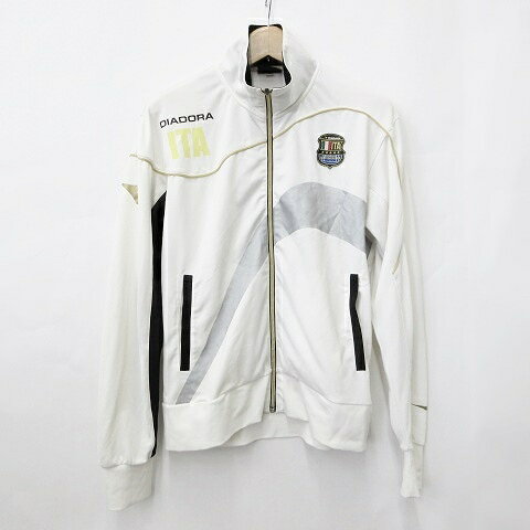 【中古】ディアドラ DIADORA トラックジャケット スポーツウェア 長袖 ジップアップ ロゴ ストレッチ 白 黒 ホワイト ブラック L メンズ 【ベクトル 古着】 261012ブランドディアドラ DIADORA表記サイズL実寸サイズ肩幅：50cm　身幅：57cm　着丈：70cm　袖丈：67cm　　素材本体 ポリエステル 95% ポリウレタン 5% ゴム編部分 ポリエステル 100%色白 黒 ※ 色に関しては、この商品の出品者の主観で判断しております。また、光の影響などにより実物の色と異なる場合がありますので予めご了承ください。状態この商品には下記のようなダメージがあります。 ・プリント部分に少々のべたつき ・袖・袖口に汚れ その他に目立ったダメージはなくまだまだご使用いただける商品です。※あくまでも中古品ですので掲載写真や記載内容をご確認いただき、ご理解の上ご購入ください。 備考一部商品は実店舗で保管しておりませんので、店頭にてご覧になれない場合がございます。また、ご質問を頂いた際、お時間をいただく場合がございます。商品のお問い合わせの回答を休止しております。＊各商品ページの商品詳細等をご確認の上ご購入ください。【中古】ディアドラ DIADORA トラックジャケット スポーツウェア 長袖 ジップアップ ロゴ ストレッチ 白 黒 ホワイト ブラック L メンズ 【ベクトル 古着】 261012状態ランク　”AB”詳細については、下記および「状態ランクについて」ページをご覧ください。未使用・新品の商品ほぼ新品同様の商品使用感が少なく、かなり状態の良い商品使用感はあるが、傷や汚れの少ない商品使用感の他、傷や汚れが見られる商品かなり大きな傷みがある難あり商品※S〜CランクはUSED品となりますので、使用感をご理解の上でご入札下さい。状態ランクについてinformationブランドディアドラ DIADORA表記サイズL実寸サイズ肩幅：50cm　身幅：57cm　着丈：70cm　袖丈：67cm　　素材本体 ポリエステル 95% ポリウレタン 5% ゴム編部分 ポリエステル 100%色白 黒 ※ 色に関しては、この商品の出品者の主観で判断しております。また、光の影響などにより実物の色と異なる場合がありますので予めご了承ください。状態この商品には下記のようなダメージがあります。 ・プリント部分に少々のべたつき ・袖・袖口に汚れ その他に目立ったダメージはなくまだまだご使用いただける商品です。※あくまでも中古品ですので掲載写真や記載内容をご確認いただき、ご理解の上ご購入ください。 備考一部商品は実店舗で保管しておりませんので、店頭にてご覧になれない場合がございます。また、ご質問を頂いた際、お時間をいただく場合がございます。商品のお問い合わせの回答を休止しております。＊各商品ページの商品詳細等をご確認の上ご購入ください。本商品は一点物です他サイトや店舗にて販売している商品です。多少のお時間差にて欠品になることもございます。予めご了承頂ますようお願い致します。ベクトル・サイズガイドはこちらこの商品と同じブランドの商品を見る