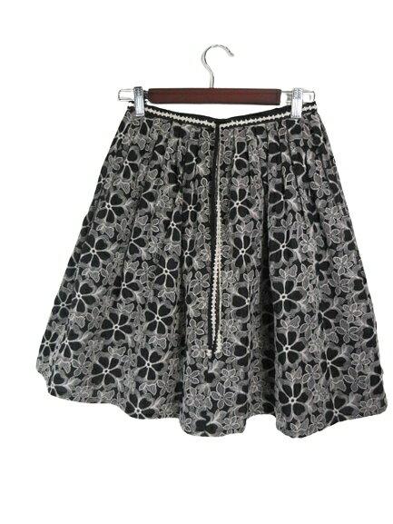 【中古】プレイスポーズ PLACE PAUSE スカート 刺しゅう 花柄 ひざ丈 黒 QQQ レディース 【ベクトル 古着】 250830