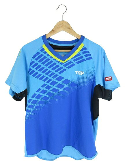 【中古】TSP プルオーバー Tシャツ Vネック 半袖 卓球 ユニフォーム スポーツ ウェア メッシュ地 ロゴ ブルー QQQ メンズ 【ベクトル 古着】 260702表記サイズサイズ表記なしの為、実寸サイズをご参照下さい。実寸サイズ身幅：56cm　着丈：65cm　ゆき丈：41cm　　素材ポリエステル/100%色ブルー ※色に関してはこの商品の出品者の主観で判断しておりますので、カタログや正規の言い回しとは異なる場合がございます。状態若干の使用感はございますが、目立った汚れやダメージもなく、比較的状態の良い商品です。商品のお問い合わせの回答を休止しております。＊各商品ページの商品詳細等をご確認の上ご購入ください。【中古】TSP プルオーバー Tシャツ Vネック 半袖 卓球 ユニフォーム スポーツ ウェア メッシュ地 ロゴ ブルー QQQ メンズ 【ベクトル 古着】 260702状態ランク　”AB”詳細については、下記および「状態ランクについて」ページをご覧ください。未使用・新品の商品ほぼ新品同様の商品使用感が少なく、かなり状態の良い商品使用感はあるが、傷や汚れの少ない商品使用感の他、傷や汚れが見られる商品かなり大きな傷みがある難あり商品※S〜CランクはUSED品となりますので、使用感をご理解の上でご入札下さい。状態ランクについてinformation表記サイズサイズ表記なしの為、実寸サイズをご参照下さい。実寸サイズ身幅：56cm　着丈：65cm　ゆき丈：41cm　　素材ポリエステル/100%色ブルー ※色に関してはこの商品の出品者の主観で判断しておりますので、カタログや正規の言い回しとは異なる場合がございます。状態若干の使用感はございますが、目立った汚れやダメージもなく、比較的状態の良い商品です。商品のお問い合わせの回答を休止しております。＊各商品ページの商品詳細等をご確認の上ご購入ください。本商品は一点物です他サイトや店舗にて販売している商品です。多少のお時間差にて欠品になることもございます。予めご了承頂ますようお願い致します。ベクトル・サイズガイドはこちらこの商品と同じブランドの商品を見る