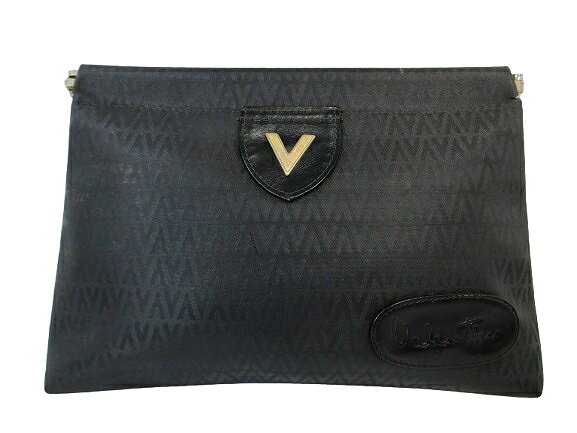 【中古】マリオヴァレンチノ マリオヴァレンティノ MARIO VALENTINO クラッチ バッグ セカンド 総柄 ロゴ ブラック QQQ メンズ レディース 【ベクトル 古着】 260813ブランドマリオヴァレンチノ マリオヴァレンティノ MARIO VALENTINO表記サイズサイズ表記なしのため実寸サイズをご参照ください。実寸サイズヨコ：27cm　タテ：19.5cm　マチ：2cm　　色ブラック ※色に関してはこの商品の出品者の主観で判断しておりますので、カタログや正規の言い回しとは異なる場合がございます。状態開き口の端部分に僅かな破れがあります。 表面に僅かな汚れがあります。 内側に汚れや擦れがあります。商品のお問い合わせの回答を休止しております。＊各商品ページの商品詳細等をご確認の上ご購入ください。【中古】マリオヴァレンチノ マリオヴァレンティノ MARIO VALENTINO クラッチ バッグ セカンド 総柄 ロゴ ブラック QQQ メンズ レディース 【ベクトル 古着】 260813状態ランク　”C”詳細については、下記および「状態ランクについて」ページをご覧ください。未使用・新品の商品ほぼ新品同様の商品使用感が少なく、かなり状態の良い商品使用感はあるが、傷や汚れの少ない商品使用感の他、傷や汚れが見られる商品かなり大きな傷みがある難あり商品※S〜CランクはUSED品となりますので、使用感をご理解の上でご入札下さい。状態ランクについてinformationブランドマリオヴァレンチノ マリオヴァレンティノ MARIO VALENTINO表記サイズサイズ表記なしのため実寸サイズをご参照ください。実寸サイズヨコ：27cm　タテ：19.5cm　マチ：2cm　　色ブラック ※色に関してはこの商品の出品者の主観で判断しておりますので、カタログや正規の言い回しとは異なる場合がございます。状態開き口の端部分に僅かな破れがあります。 表面に僅かな汚れがあります。 内側に汚れや擦れがあります。商品のお問い合わせの回答を休止しております。＊各商品ページの商品詳細等をご確認の上ご購入ください。本商品は一点物です他サイトや店舗にて販売している商品です。多少のお時間差にて欠品になることもございます。予めご了承頂ますようお願い致します。ベクトル・サイズガイドはこちらこの商品と同じブランドの商品を見る