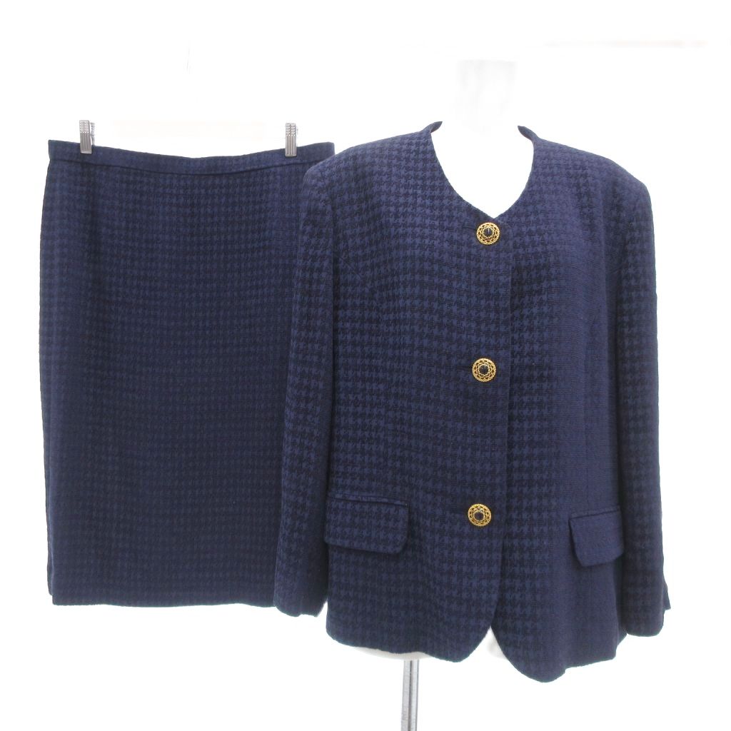 【中古】LEBE 美品 スカートスーツ ネイビー 千鳥格子柄 ノーカラー 長袖 /MG ■ECF004 レディース 【ベクトル 古着】 260504表記サイズサイズ表記なし。実寸サイズをご確認ください。実寸サイズジャケット 肩幅：47cm　ジャケット 身幅：52cm　ジャケット 袖丈：52cm　ジャケット 着丈：58cm　スカート ウエスト：84cm　スカート ヒップ：100cm　スカート丈：69cm　　素材表地 レーヨン アセテート 裏地 キュプラ色ネイビー仕様総裏地 肩パッド 状態使用感が少なく、かなり状態の良い商品です。 ※あくまでも中古品ですので掲載写真や記載内容をご確認いただき、ご理解の上ご購入ください。備考（株）東京スタイル こちらのお品物は店舗で保管しておらず、店頭販売出来かねます。（※お取り寄せも出来かねます）商品のお問い合わせの回答を休止しております。＊各商品ページの商品詳細等をご確認の上ご購入ください。【中古】LEBE 美品 スカートスーツ ネイビー 千鳥格子柄 ノーカラー 長袖 /MG ■ECF004 レディース 【ベクトル 古着】 260504状態ランク　”A”詳細については、下記および「状態ランクについて」ページをご覧ください。未使用・新品の商品ほぼ新品同様の商品使用感が少なく、かなり状態の良い商品使用感はあるが、傷や汚れの少ない商品使用感の他、傷や汚れが見られる商品かなり大きな傷みがある難あり商品※S〜CランクはUSED品となりますので、使用感をご理解の上でご入札下さい。状態ランクについてinformation表記サイズサイズ表記なし。実寸サイズをご確認ください。実寸サイズジャケット 肩幅：47cm　ジャケット 身幅：52cm　ジャケット 袖丈：52cm　ジャケット 着丈：58cm　スカート ウエスト：84cm　スカート ヒップ：100cm　スカート丈：69cm　　素材表地 レーヨン アセテート 裏地 キュプラ色ネイビー仕様総裏地 肩パッド 状態使用感が少なく、かなり状態の良い商品です。 ※あくまでも中古品ですので掲載写真や記載内容をご確認いただき、ご理解の上ご購入ください。備考（株）東京スタイル こちらのお品物は店舗で保管しておらず、店頭販売出来かねます。（※お取り寄せも出来かねます）商品のお問い合わせの回答を休止しております。＊各商品ページの商品詳細等をご確認の上ご購入ください。本商品は一点物です他サイトや店舗にて販売している商品です。多少のお時間差にて欠品になることもございます。予めご了承頂ますようお願い致します。ベクトル・サイズガイドはこちらこの商品と同じブランドの商品を見る