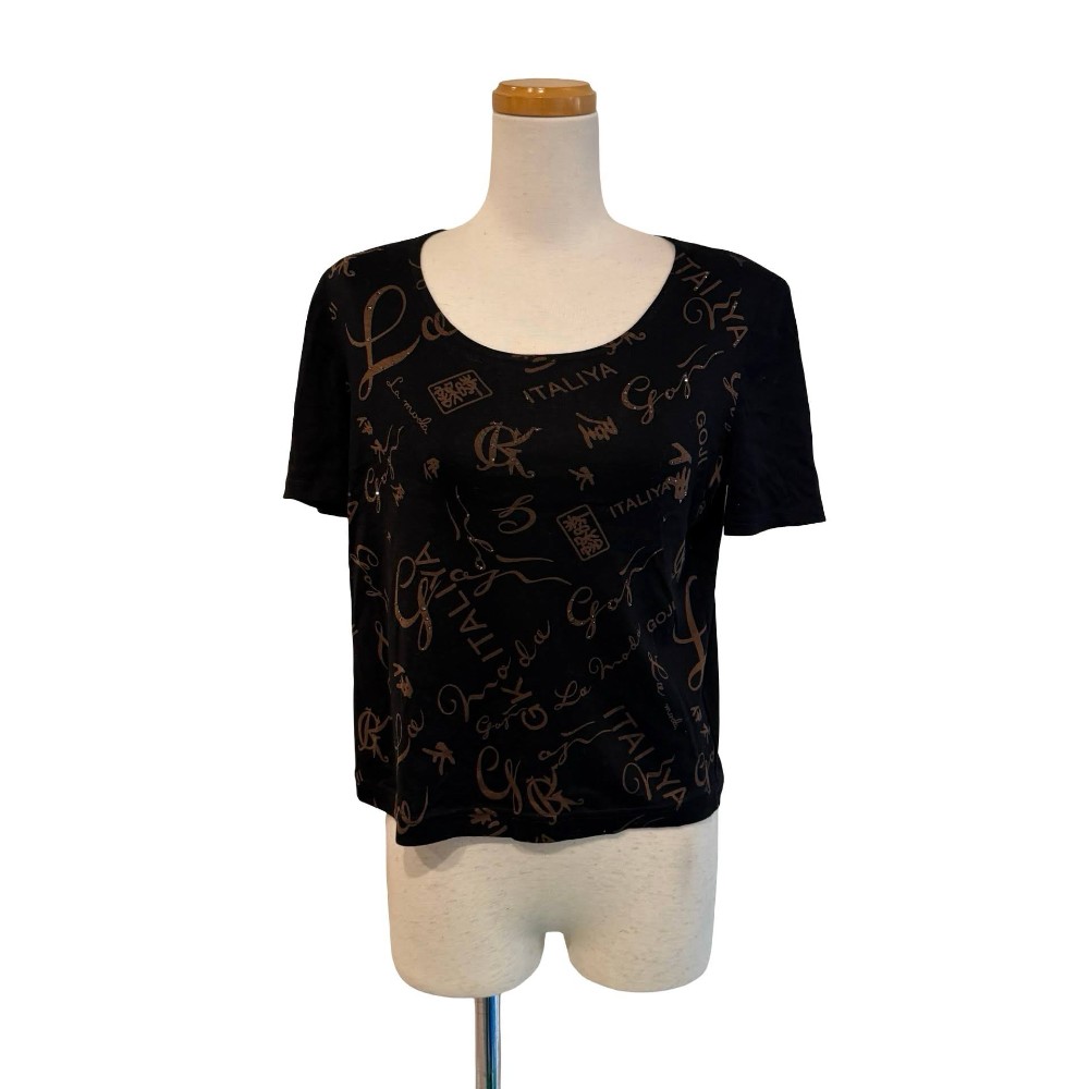 【中古】イタリヤ 伊太利屋 半袖 カットソー Tシャツ ロゴ 総柄 ラインストーン Uネック 9 黒 ブラック /MZ ■ECF005 レディース 【ベクトル 古着】 260612ブランドイタリヤ 伊太利屋表記サイズ9実寸サイズ肩幅：37cm　身幅：43cm　着丈：51cm　袖丈：18cm　　素材綿色黒 ブラック仕様裏地なし、ポケットなし、伸縮性あり、ラインストーン装飾あり状態若干の使用感はございますが、特筆するようなダメージはなく、比較的きれいなお品です。 ※あくまでも中古品ですので掲載写真や記載内容をご確認いただき、ご理解の上ご購入ください。付属品付属品なし、写真に写っている物が全てです。備考株式会社 伊太利屋 こちらのお品物は店舗で保管しておらず、店頭販売出来かねます。（※お取り寄せも出来かねます）商品のお問い合わせの回答を休止しております。＊各商品ページの商品詳細等をご確認の上ご購入ください。【中古】イタリヤ 伊太利屋 半袖 カットソー Tシャツ ロゴ 総柄 ラインストーン Uネック 9 黒 ブラック /MZ ■ECF005 レディース 【ベクトル 古着】 260612状態ランク　”A”詳細については、下記および「状態ランクについて」ページをご覧ください。未使用・新品の商品ほぼ新品同様の商品使用感が少なく、かなり状態の良い商品使用感はあるが、傷や汚れの少ない商品使用感の他、傷や汚れが見られる商品かなり大きな傷みがある難あり商品※S〜CランクはUSED品となりますので、使用感をご理解の上でご入札下さい。状態ランクについてinformationブランドイタリヤ 伊太利屋表記サイズ9実寸サイズ肩幅：37cm　身幅：43cm　着丈：51cm　袖丈：18cm　　素材綿色黒 ブラック仕様裏地なし、ポケットなし、伸縮性あり、ラインストーン装飾あり状態若干の使用感はございますが、特筆するようなダメージはなく、比較的きれいなお品です。 ※あくまでも中古品ですので掲載写真や記載内容をご確認いただき、ご理解の上ご購入ください。付属品付属品なし、写真に写っている物が全てです。備考株式会社 伊太利屋 こちらのお品物は店舗で保管しておらず、店頭販売出来かねます。（※お取り寄せも出来かねます）商品のお問い合わせの回答を休止しております。＊各商品ページの商品詳細等をご確認の上ご購入ください。本商品は一点物です他サイトや店舗にて販売している商品です。多少のお時間差にて欠品になることもございます。予めご了承頂ますようお願い致します。ベクトル・サイズガイドはこちらこの商品と同じブランドの商品を見る