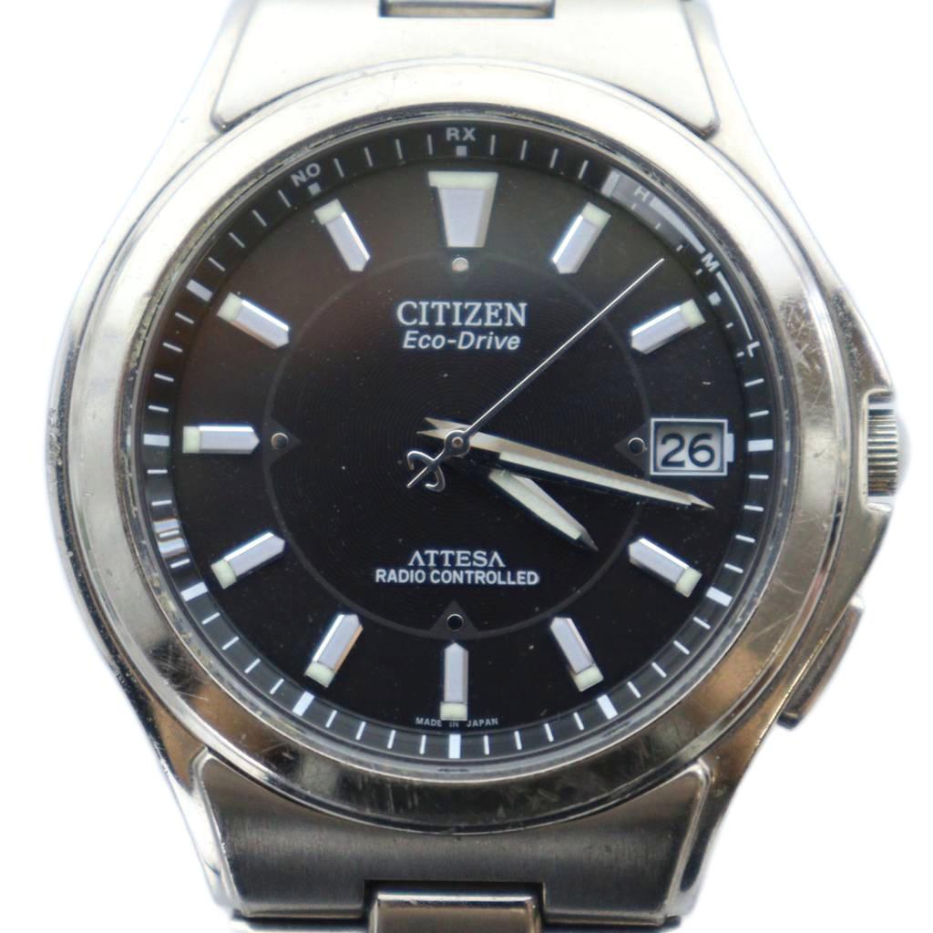 【中古】シチズン CITIZEN アテッサ ATTESA 腕時計 エコドライブ ウォッチ ロゴ カレンダー付き 黒文字盤 シルバー色 H110-T011331 ■GY18 /MQ メンズ 【ベクトル 古着】 250927ブランドシチズン CITIZEN表記サイズ実寸サイズをご参考ください。実寸サイズバンド幅：約1.8cm　腕周り：約17cm　ケース・タテ：約35mm　ケース・ヨコ（リューズは除く）：約35mm　　素材ステンレススチール色シルバー色仕様10気圧防水状態その他に目立ったダメージはなく、問題なくご使用いただける商品です。 ※あくまでも中古品ですので掲載写真や記載内容をご確認いただき、ご理解の上ご購入ください。付属品なし備考型番 H110-T011331 2025/09/27動作確認済 OH期不明商品のお問い合わせの回答を休止しております。＊各商品ページの商品詳細等をご確認の上ご購入ください。【中古】シチズン CITIZEN アテッサ ATTESA 腕時計 エコドライブ ウォッチ ロゴ カレンダー付き 黒文字盤 シルバー色 H110-T011331 ■GY18 /MQ メンズ 【ベクトル 古着】 250927状態ランク　”AB”詳細については、下記および「状態ランクについて」ページをご覧ください。未使用・新品の商品ほぼ新品同様の商品使用感が少なく、かなり状態の良い商品使用感はあるが、傷や汚れの少ない商品使用感の他、傷や汚れが見られる商品かなり大きな傷みがある難あり商品※S〜CランクはUSED品となりますので、使用感をご理解の上でご入札下さい。状態ランクについてinformationブランドシチズン CITIZEN表記サイズ実寸サイズをご参考ください。実寸サイズバンド幅：約1.8cm　腕周り：約17cm　ケース・タテ：約35mm　ケース・ヨコ（リューズは除く）：約35mm　　素材ステンレススチール色シルバー色仕様10気圧防水状態その他に目立ったダメージはなく、問題なくご使用いただける商品です。 ※あくまでも中古品ですので掲載写真や記載内容をご確認いただき、ご理解の上ご購入ください。付属品なし備考型番 H110-T011331 2025/09/27動作確認済 OH期不明商品のお問い合わせの回答を休止しております。＊各商品ページの商品詳細等をご確認の上ご購入ください。本商品は一点物です他サイトや店舗にて販売している商品です。多少のお時間差にて欠品になることもございます。予めご了承頂ますようお願い致します。ベクトル・サイズガイドはこちらこの商品と同じブランドの商品を見る