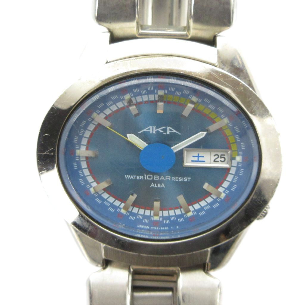 【中古】セイコー SEIKO ALBA AKA アルバ エーケーエー V743-5A10 腕時計 ウォッチ クォーツ 青文字盤 オーバル デイデイト カレンダー付き シルバー色 ■GY18 /MQ メンズ 【ベクトル 古着】 260502ブランドセイコー SEIKO表記サイズ実寸サイズをご参考ください。実寸サイズバンド幅：約1.5cm　腕周り：約17.5cm　ケース・タテ：約35mm　ケース・ヨコ（リューズは除く）：約42mm　　素材ステンレススチール色シルバー色状態風防、ケース、ベルトに傷がございますが、その他に目立ったダメージはなく、問題なくご使用いただける商品です。 ※あくまでも中古品ですので掲載写真や記載内容をご確認いただき、ご理解の上ご購入ください。備考型番V743-5A10 2026/4/28動作確認済 OH期不明商品のお問い合わせの回答を休止しております。＊各商品ページの商品詳細等をご確認の上ご購入ください。【中古】セイコー SEIKO ALBA AKA アルバ エーケーエー V743-5A10 腕時計 ウォッチ クォーツ 青文字盤 オーバル デイデイト カレンダー付き シルバー色 ■GY18 /MQ メンズ 【ベクトル 古着】 260502状態ランク　”AB”詳細については、下記および「状態ランクについて」ページをご覧ください。未使用・新品の商品ほぼ新品同様の商品使用感が少なく、かなり状態の良い商品使用感はあるが、傷や汚れの少ない商品使用感の他、傷や汚れが見られる商品かなり大きな傷みがある難あり商品※S〜CランクはUSED品となりますので、使用感をご理解の上でご入札下さい。状態ランクについてinformationブランドセイコー SEIKO表記サイズ実寸サイズをご参考ください。実寸サイズバンド幅：約1.5cm　腕周り：約17.5cm　ケース・タテ：約35mm　ケース・ヨコ（リューズは除く）：約42mm　　素材ステンレススチール色シルバー色状態風防、ケース、ベルトに傷がございますが、その他に目立ったダメージはなく、問題なくご使用いただける商品です。 ※あくまでも中古品ですので掲載写真や記載内容をご確認いただき、ご理解の上ご購入ください。備考型番V743-5A10 2026/4/28動作確認済 OH期不明商品のお問い合わせの回答を休止しております。＊各商品ページの商品詳細等をご確認の上ご購入ください。本商品は一点物です他サイトや店舗にて販売している商品です。多少のお時間差にて欠品になることもございます。予めご了承頂ますようお願い致します。ベクトル・サイズガイドはこちらこの商品と同じブランドの商品を見る