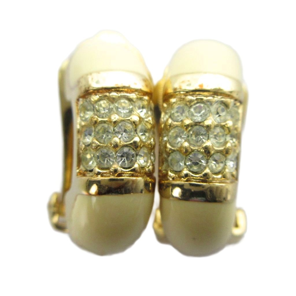 【中古】クリスチャンディオール Christian Dior イヤリング アクセサリー 両耳用 クリップ式 ラインストーン ロゴ ゴールド色 ■GY18 /MQ レディース 【ベクトル 古着】 260502ブランドクリスチャンディオール Christian Dior表記サイズ実寸サイズをご参考ください。実寸サイズ約2cm　素材※詳細不明のため掲載の写真をご確認いただいた上でご検討ください。色ゴールド色状態ゴムの劣化、小さい傷がございますが、その他に目立ったダメージはなく、問題なくご使用いただける商品です。 ※あくまでも中古品ですので掲載写真や記載内容をご確認いただき、ご理解の上ご購入ください。備考型番 なし商品のお問い合わせの回答を休止しております。＊各商品ページの商品詳細等をご確認の上ご購入ください。【中古】クリスチャンディオール Christian Dior イヤリング アクセサリー 両耳用 クリップ式 ラインストーン ロゴ ゴールド色 ■GY18 /MQ レディース 【ベクトル 古着】 260502状態ランク　”AB”詳細については、下記および「状態ランクについて」ページをご覧ください。未使用・新品の商品ほぼ新品同様の商品使用感が少なく、かなり状態の良い商品使用感はあるが、傷や汚れの少ない商品使用感の他、傷や汚れが見られる商品かなり大きな傷みがある難あり商品※S〜CランクはUSED品となりますので、使用感をご理解の上でご入札下さい。状態ランクについてinformationブランドクリスチャンディオール Christian Dior表記サイズ実寸サイズをご参考ください。実寸サイズ約2cm　素材※詳細不明のため掲載の写真をご確認いただいた上でご検討ください。色ゴールド色状態ゴムの劣化、小さい傷がございますが、その他に目立ったダメージはなく、問題なくご使用いただける商品です。 ※あくまでも中古品ですので掲載写真や記載内容をご確認いただき、ご理解の上ご購入ください。備考型番 なし商品のお問い合わせの回答を休止しております。＊各商品ページの商品詳細等をご確認の上ご購入ください。本商品は一点物です他サイトや店舗にて販売している商品です。多少のお時間差にて欠品になることもございます。予めご了承頂ますようお願い致します。ベクトル・サイズガイドはこちらこの商品と同じブランドの商品を見る