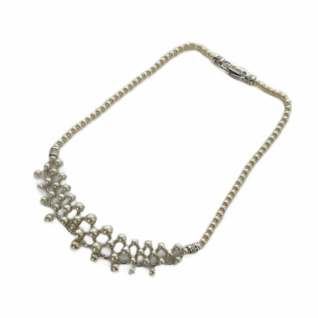 【中古】スワロフスキー SWAROVSKI ネックレス アクセサリー フェイクパール クリスタル 白 ホワイト ■GY18 /MQ レディース 【ベクトル 古着】 260526ブランドスワロフスキー SWAROVSKI表記サイズ実寸サイズをご参考ください。実寸サイズチェーンの長さ：約32cm　トップの大きさ：約2×10cm　　素材フェイクパール色白 ホワイト 状態使用感が少なく、かなり状態の良い商品です。 ※あくまでも中古品ですので掲載写真や記載内容をご確認いただき、ご理解の上ご購入ください。付属品袋備考型番 なし商品のお問い合わせの回答を休止しております。＊各商品ページの商品詳細等をご確認の上ご購入ください。【中古】スワロフスキー SWAROVSKI ネックレス アクセサリー フェイクパール クリスタル 白 ホワイト ■GY18 /MQ レディース 【ベクトル 古着】 260526状態ランク　”A”詳細については、下記および「状態ランクについて」ページをご覧ください。未使用・新品の商品ほぼ新品同様の商品使用感が少なく、かなり状態の良い商品使用感はあるが、傷や汚れの少ない商品使用感の他、傷や汚れが見られる商品かなり大きな傷みがある難あり商品※S〜CランクはUSED品となりますので、使用感をご理解の上でご入札下さい。状態ランクについてinformationブランドスワロフスキー SWAROVSKI表記サイズ実寸サイズをご参考ください。実寸サイズチェーンの長さ：約32cm　トップの大きさ：約2×10cm　　素材フェイクパール色白 ホワイト 状態使用感が少なく、かなり状態の良い商品です。 ※あくまでも中古品ですので掲載写真や記載内容をご確認いただき、ご理解の上ご購入ください。付属品袋備考型番 なし商品のお問い合わせの回答を休止しております。＊各商品ページの商品詳細等をご確認の上ご購入ください。本商品は一点物です他サイトや店舗にて販売している商品です。多少のお時間差にて欠品になることもございます。予めご了承頂ますようお願い致します。ベクトル・サイズガイドはこちらこの商品と同じブランドの商品を見る