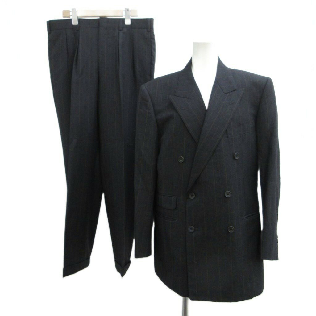 【中古】バーバリーズ Burberrys ダブルスーツ セットアップ フォーマル ジャケット パンツ 黒 ブラック ストライプ柄 ダブルブレスト 長袖 /PP ■GY12 メンズ 【ベクトル 古着】 260603ブランドバーバリーズ Burberrys表記サイズサイズ表記なし(実寸サイズをご確認ください)実寸サイズジャケット 肩幅：約41cm　ジャケット 身幅：約49cm　ジャケット 袖丈：約59cm　ジャケット 着丈：約74cm　パンツ ウエスト：約86cm　パンツ もも幅：約31cm　パンツ 裾幅：約24cm　パンツ 股上：約30cm　パンツ 股下：約76cm　　素材ジャケット 表地 毛 裏地 キュプラ パンツ 表地 毛 裏地 ポリエステル色黒 ブラック状態ジャケット裏地に名前の刺繍、パンツの裏地に黄ばみがございますが、その他に目立ったダメージはなく、問題なくご使用いただける商品です。 ※あくまでも中古品ですので掲載写真や記載内容をご確認いただき、ご理解の上ご購入ください。備考品番:なし 商品のお問い合わせの回答を休止しております。＊各商品ページの商品詳細等をご確認の上ご購入ください。【中古】バーバリーズ Burberrys ダブルスーツ セットアップ フォーマル ジャケット パンツ 黒 ブラック ストライプ柄 ダブルブレスト 長袖 /PP ■GY12 メンズ 【ベクトル 古着】 260603状態ランク　”AB”詳細については、下記および「状態ランクについて」ページをご覧ください。未使用・新品の商品ほぼ新品同様の商品使用感が少なく、かなり状態の良い商品使用感はあるが、傷や汚れの少ない商品使用感の他、傷や汚れが見られる商品かなり大きな傷みがある難あり商品※S〜CランクはUSED品となりますので、使用感をご理解の上でご入札下さい。状態ランクについてinformationブランドバーバリーズ Burberrys表記サイズサイズ表記なし(実寸サイズをご確認ください)実寸サイズジャケット 肩幅：約41cm　ジャケット 身幅：約49cm　ジャケット 袖丈：約59cm　ジャケット 着丈：約74cm　パンツ ウエスト：約86cm　パンツ もも幅：約31cm　パンツ 裾幅：約24cm　パンツ 股上：約30cm　パンツ 股下：約76cm　　素材ジャケット 表地 毛 裏地 キュプラ パンツ 表地 毛 裏地 ポリエステル色黒 ブラック状態ジャケット裏地に名前の刺繍、パンツの裏地に黄ばみがございますが、その他に目立ったダメージはなく、問題なくご使用いただける商品です。 ※あくまでも中古品ですので掲載写真や記載内容をご確認いただき、ご理解の上ご購入ください。備考品番:なし 商品のお問い合わせの回答を休止しております。＊各商品ページの商品詳細等をご確認の上ご購入ください。本商品は一点物です他サイトや店舗にて販売している商品です。多少のお時間差にて欠品になることもございます。予めご了承頂ますようお願い致します。ベクトル・サイズガイドはこちらこの商品と同じブランドの商品を見る