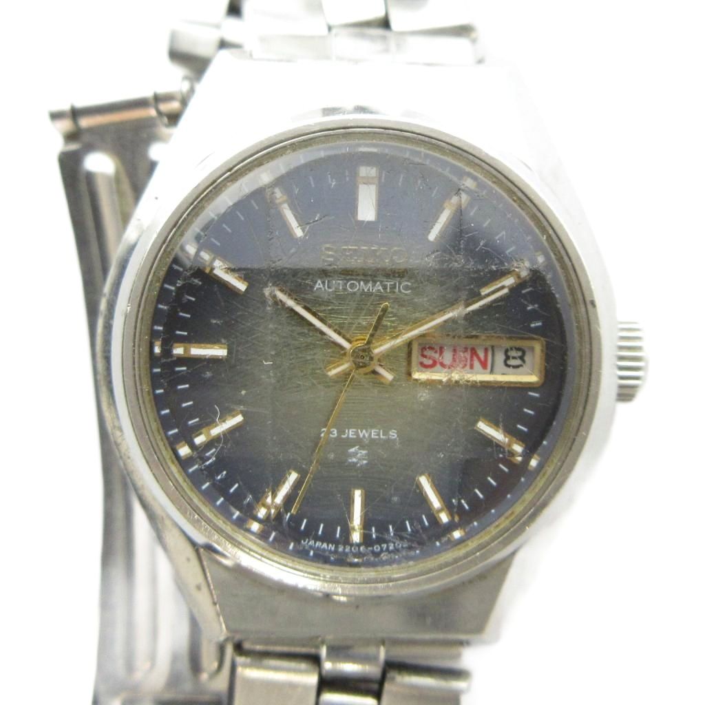 【中古】セイコー SEIKO 2206-0410 腕時計 ウォッチ 自動巻き カレンダー付き シルバー色 ■GY18 /MQ レディース 【ベクトル 古着】 260811ブランドセイコー SEIKO表記サイズ実寸サイズをご参考ください。実寸サイズバンド幅：約1cm　腕周り：約15.5cm　ケース・タテ：約27mm　ケース・ヨコ（リューズは除く）：約25mm　　素材ステンレススチール色シルバー色状態風防、ケース、ベルトに傷がございますが、その他に目立ったダメージはなく、問題なくご使用いただける商品です。 ※あくまでも中古品ですので掲載写真や記載内容をご確認いただき、ご理解の上ご購入ください。備考型番 2206-0410 2026/8/11動作確認済 OH期不明商品のお問い合わせの回答を休止しております。＊各商品ページの商品詳細等をご確認の上ご購入ください。【中古】セイコー SEIKO 2206-0410 腕時計 ウォッチ 自動巻き カレンダー付き シルバー色 ■GY18 /MQ レディース 【ベクトル 古着】 260811状態ランク　”AB”詳細については、下記および「状態ランクについて」ページをご覧ください。未使用・新品の商品ほぼ新品同様の商品使用感が少なく、かなり状態の良い商品使用感はあるが、傷や汚れの少ない商品使用感の他、傷や汚れが見られる商品かなり大きな傷みがある難あり商品※S〜CランクはUSED品となりますので、使用感をご理解の上でご入札下さい。状態ランクについてinformationブランドセイコー SEIKO表記サイズ実寸サイズをご参考ください。実寸サイズバンド幅：約1cm　腕周り：約15.5cm　ケース・タテ：約27mm　ケース・ヨコ（リューズは除く）：約25mm　　素材ステンレススチール色シルバー色状態風防、ケース、ベルトに傷がございますが、その他に目立ったダメージはなく、問題なくご使用いただける商品です。 ※あくまでも中古品ですので掲載写真や記載内容をご確認いただき、ご理解の上ご購入ください。備考型番 2206-0410 2026/8/11動作確認済 OH期不明商品のお問い合わせの回答を休止しております。＊各商品ページの商品詳細等をご確認の上ご購入ください。本商品は一点物です他サイトや店舗にて販売している商品です。多少のお時間差にて欠品になることもございます。予めご了承頂ますようお願い致します。ベクトル・サイズガイドはこちらこの商品と同じブランドの商品を見る