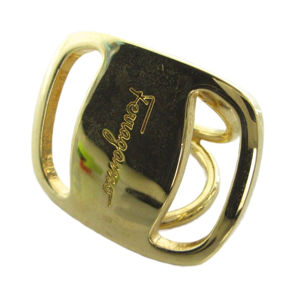 【中古】サルヴァトーレフェラガモ Salvatore Ferragamo スカーフリング アクセサリー ロゴ ゴールド色 ■GY11 /MQ レディース 【ベクトル 古着】 260811ブランドサルヴァトーレフェラガモ Salvatore Ferragamo表記サイズ実寸サイズをご参考ください。実寸サイズ約3.7×3.7cm　素材※詳細不明のため掲載の写真をご確認いただいた上でご検討ください。色ゴールド色状態全体に傷がございますが、その他に目立ったダメージはなく、問題なくご使用いただける商品です。 ※あくまでも中古品ですので掲載写真や記載内容をご確認いただき、ご理解の上ご購入ください。備考型番 なし商品のお問い合わせの回答を休止しております。＊各商品ページの商品詳細等をご確認の上ご購入ください。【中古】サルヴァトーレフェラガモ Salvatore Ferragamo スカーフリング アクセサリー ロゴ ゴールド色 ■GY11 /MQ レディース 【ベクトル 古着】 260811状態ランク　”AB”詳細については、下記および「状態ランクについて」ページをご覧ください。未使用・新品の商品ほぼ新品同様の商品使用感が少なく、かなり状態の良い商品使用感はあるが、傷や汚れの少ない商品使用感の他、傷や汚れが見られる商品かなり大きな傷みがある難あり商品※S〜CランクはUSED品となりますので、使用感をご理解の上でご入札下さい。状態ランクについてinformationブランドサルヴァトーレフェラガモ Salvatore Ferragamo表記サイズ実寸サイズをご参考ください。実寸サイズ約3.7×3.7cm　素材※詳細不明のため掲載の写真をご確認いただいた上でご検討ください。色ゴールド色状態全体に傷がございますが、その他に目立ったダメージはなく、問題なくご使用いただける商品です。 ※あくまでも中古品ですので掲載写真や記載内容をご確認いただき、ご理解の上ご購入ください。備考型番 なし商品のお問い合わせの回答を休止しております。＊各商品ページの商品詳細等をご確認の上ご購入ください。本商品は一点物です他サイトや店舗にて販売している商品です。多少のお時間差にて欠品になることもございます。予めご了承頂ますようお願い致します。ベクトル・サイズガイドはこちらこの商品と同じブランドの商品を見る
