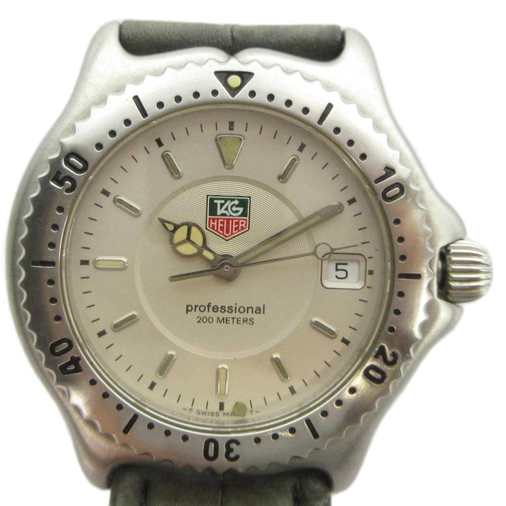【中古】タグホイヤー TAG HEUER ジャンク品 セルシリーズ プロフェッショナル200m WI1210 腕時計 ボーイズ ウォッチ クォーツ レザーベルト カレンダー付き デイト シルバー色 ■GY18 /MQ メンズ 【ベクトル 古着】 260811ブランドタグホイヤー TAG HEUER表記サイズ実寸サイズをご参考ください。実寸サイズバンド幅：約1.7cm　腕周り：約15.5cm　ケース・タテ：約35mm　ケース・ヨコ（リューズは除く）：約35mm　　素材ステンレススチール色シルバー色状態・不動、動作未確認のジャンク品です ・ベルトの劣化 ・ケースに傷 上記の状態につき、ジャンク品扱いとさせていただきます。 ※ジャンク品につきましては、返品・交換・修理・動作保証は承っておりません。現状をよくご理解の上ご検討ください。備考型番 WI1210 OH期不明商品のお問い合わせの回答を休止しております。＊各商品ページの商品詳細等をご確認の上ご購入ください。【中古】タグホイヤー TAG HEUER ジャンク品 セルシリーズ プロフェッショナル200m WI1210 腕時計 ボーイズ ウォッチ クォーツ レザーベルト カレンダー付き デイト シルバー色 ■GY18 /MQ メンズ 【ベクトル 古着】 260811状態ランク　”D”詳細については、下記および「状態ランクについて」ページをご覧ください。未使用・新品の商品ほぼ新品同様の商品使用感が少なく、かなり状態の良い商品使用感はあるが、傷や汚れの少ない商品使用感の他、傷や汚れが見られる商品かなり大きな傷みがある難あり商品※S〜CランクはUSED品となりますので、使用感をご理解の上でご入札下さい。状態ランクについてinformationブランドタグホイヤー TAG HEUER表記サイズ実寸サイズをご参考ください。実寸サイズバンド幅：約1.7cm　腕周り：約15.5cm　ケース・タテ：約35mm　ケース・ヨコ（リューズは除く）：約35mm　　素材ステンレススチール色シルバー色状態・不動、動作未確認のジャンク品です ・ベルトの劣化 ・ケースに傷 上記の状態につき、ジャンク品扱いとさせていただきます。 ※ジャンク品につきましては、返品・交換・修理・動作保証は承っておりません。現状をよくご理解の上ご検討ください。備考型番 WI1210 OH期不明商品のお問い合わせの回答を休止しております。＊各商品ページの商品詳細等をご確認の上ご購入ください。本商品は一点物です他サイトや店舗にて販売している商品です。多少のお時間差にて欠品になることもございます。予めご了承頂ますようお願い致します。ベクトル・サイズガイドはこちらこの商品と同じブランドの商品を見る