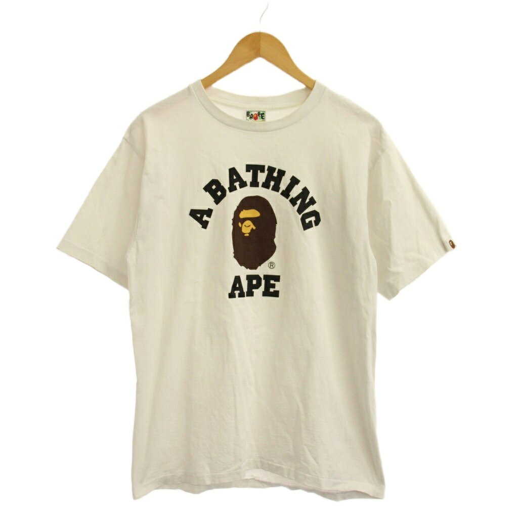 【中古】アベイシングエイプ A BATHING APE Tシャツ L 白 半袖 ロゴプリント /JP ■GY18 メンズ 【ベクトル 古着】 260817ブランドアベイシングエイプ A BATHING APE表記サイズL実寸サイズ肩幅：49cm　身幅：51.5cm　着丈：69cm　袖丈：21.5cm　　素材綿色白 ホワイト状態後ろ肩辺りに汚れあり。 ※全体的に中古品としての使用感とダメージがありますが、通常使用には支障のない商品です。 掲載写真や記載内容をご確認いただき、ご理解の上ご購入ください。備考株式会社 ノーウェア商品のお問い合わせの回答を休止しております。＊各商品ページの商品詳細等をご確認の上ご購入ください。【中古】アベイシングエイプ A BATHING APE Tシャツ L 白 半袖 ロゴプリント /JP ■GY18 メンズ 【ベクトル 古着】 260817状態ランク　”B”詳細については、下記および「状態ランクについて」ページをご覧ください。未使用・新品の商品ほぼ新品同様の商品使用感が少なく、かなり状態の良い商品使用感はあるが、傷や汚れの少ない商品使用感の他、傷や汚れが見られる商品かなり大きな傷みがある難あり商品※S〜CランクはUSED品となりますので、使用感をご理解の上でご入札下さい。状態ランクについてinformationブランドアベイシングエイプ A BATHING APE表記サイズL実寸サイズ肩幅：49cm　身幅：51.5cm　着丈：69cm　袖丈：21.5cm　　素材綿色白 ホワイト状態後ろ肩辺りに汚れあり。 ※全体的に中古品としての使用感とダメージがありますが、通常使用には支障のない商品です。 掲載写真や記載内容をご確認いただき、ご理解の上ご購入ください。備考株式会社 ノーウェア商品のお問い合わせの回答を休止しております。＊各商品ページの商品詳細等をご確認の上ご購入ください。本商品は一点物です他サイトや店舗にて販売している商品です。多少のお時間差にて欠品になることもございます。予めご了承頂ますようお願い致します。ベクトル・サイズガイドはこちらこの商品と同じブランドの商品を見る