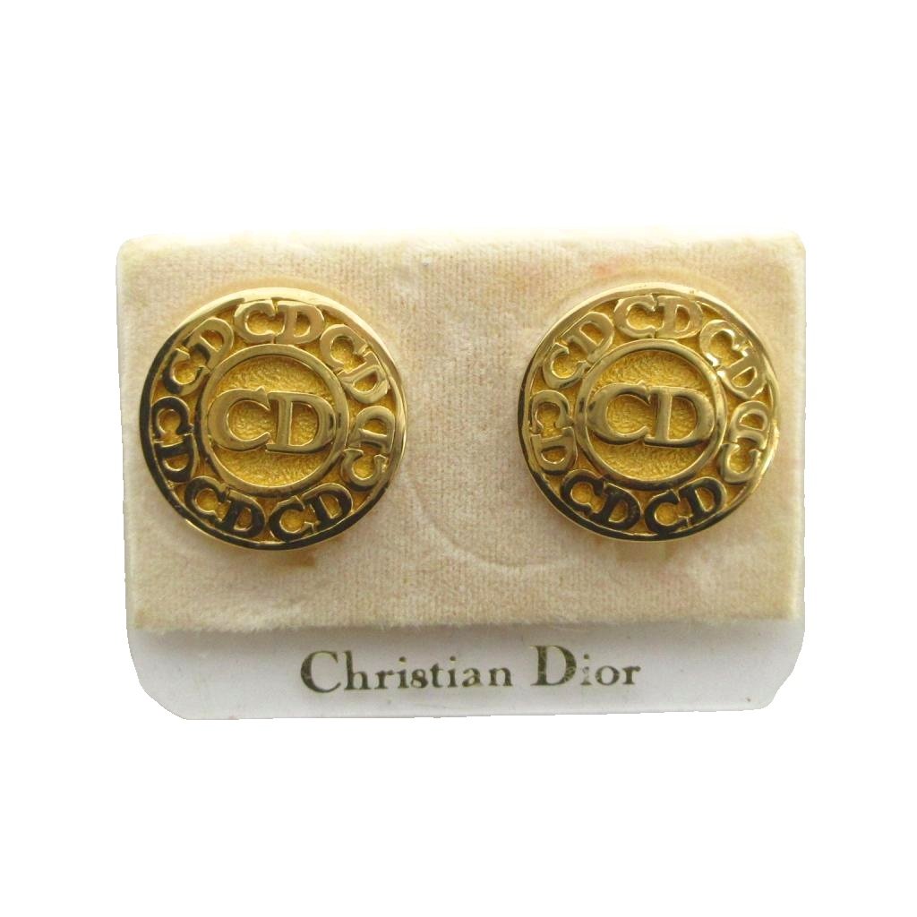 【中古】クリスチャンディオール Christian Dior イヤリング アクセサリー 両耳用 クリップ式 ロゴ ゴールド色 ■GY18 /MQ ■OH レディース 【ベクトル 古着】 260813ブランドクリスチャンディオール Christian Dior表記サイズ実寸サイズをご参考ください。実寸サイズ約2.7×2.7cm　素材※詳細不明のため掲載の写真をご確認いただいた上でご検討ください。色ゴールド色状態全体に傷がございますが、その他に目立ったダメージはなく、問題なくご使用いただける商品です。 ※あくまでも中古品ですので掲載写真や記載内容をご確認いただき、ご理解の上ご購入ください。備考型番 なし商品のお問い合わせの回答を休止しております。＊各商品ページの商品詳細等をご確認の上ご購入ください。【中古】クリスチャンディオール Christian Dior イヤリング アクセサリー 両耳用 クリップ式 ロゴ ゴールド色 ■GY18 /MQ ■OH レディース 【ベクトル 古着】 260813状態ランク　”AB”詳細については、下記および「状態ランクについて」ページをご覧ください。未使用・新品の商品ほぼ新品同様の商品使用感が少なく、かなり状態の良い商品使用感はあるが、傷や汚れの少ない商品使用感の他、傷や汚れが見られる商品かなり大きな傷みがある難あり商品※S〜CランクはUSED品となりますので、使用感をご理解の上でご入札下さい。状態ランクについてinformationブランドクリスチャンディオール Christian Dior表記サイズ実寸サイズをご参考ください。実寸サイズ約2.7×2.7cm　素材※詳細不明のため掲載の写真をご確認いただいた上でご検討ください。色ゴールド色状態全体に傷がございますが、その他に目立ったダメージはなく、問題なくご使用いただける商品です。 ※あくまでも中古品ですので掲載写真や記載内容をご確認いただき、ご理解の上ご購入ください。備考型番 なし商品のお問い合わせの回答を休止しております。＊各商品ページの商品詳細等をご確認の上ご購入ください。本商品は一点物です他サイトや店舗にて販売している商品です。多少のお時間差にて欠品になることもございます。予めご了承頂ますようお願い致します。ベクトル・サイズガイドはこちらこの商品と同じブランドの商品を見る