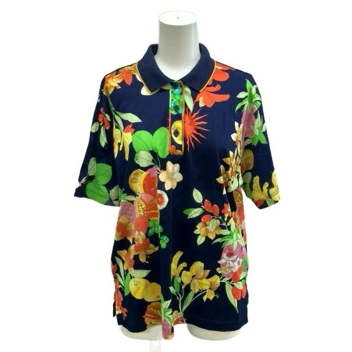 【中古】レオナールスポーツ LEONARD SPORT ポロシャツ L 紺 ネイビー 花柄 総柄 半袖 /NP ■GY19 レディース 【ベクトル 古着】 260817ブランドレオナールスポーツ LEONARD SPORT表記サイズL実寸サイズ肩幅：42cm　身幅：48cm　着丈：60cm　袖丈：22cm　　素材綿色紺 ネイビー状態首周りに薄い白いシミがございますが、その他に目立ったダメージはなく、問題なくご使用いただける商品です。 ※あくまでも中古品ですので掲載写真や記載内容をご確認いただき、ご理解の上ご購入ください。備考三共生興ファッションサービス（株） 品番:558117商品のお問い合わせの回答を休止しております。＊各商品ページの商品詳細等をご確認の上ご購入ください。【中古】レオナールスポーツ LEONARD SPORT ポロシャツ L 紺 ネイビー 花柄 総柄 半袖 /NP ■GY19 レディース 【ベクトル 古着】 260817状態ランク　”AB”詳細については、下記および「状態ランクについて」ページをご覧ください。未使用・新品の商品ほぼ新品同様の商品使用感が少なく、かなり状態の良い商品使用感はあるが、傷や汚れの少ない商品使用感の他、傷や汚れが見られる商品かなり大きな傷みがある難あり商品※S〜CランクはUSED品となりますので、使用感をご理解の上でご入札下さい。状態ランクについてinformationブランドレオナールスポーツ LEONARD SPORT表記サイズL実寸サイズ肩幅：42cm　身幅：48cm　着丈：60cm　袖丈：22cm　　素材綿色紺 ネイビー状態首周りに薄い白いシミがございますが、その他に目立ったダメージはなく、問題なくご使用いただける商品です。 ※あくまでも中古品ですので掲載写真や記載内容をご確認いただき、ご理解の上ご購入ください。備考三共生興ファッションサービス（株） 品番:558117商品のお問い合わせの回答を休止しております。＊各商品ページの商品詳細等をご確認の上ご購入ください。本商品は一点物です他サイトや店舗にて販売している商品です。多少のお時間差にて欠品になることもございます。予めご了承頂ますようお願い致します。ベクトル・サイズガイドはこちらこの商品と同じブランドの商品を見る
