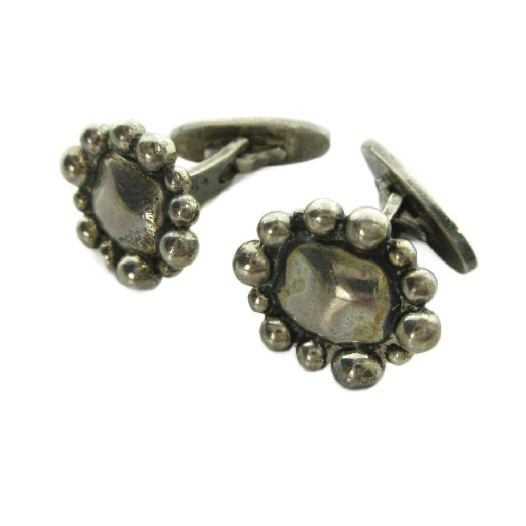 【中古】ジョージジェンセン GEORG JENSEN カフス アクセサリー ロゴ Silver925 シルバー色 ■GY11 /MQ メンズ 【ベクトル 古着】 260829ブランドジョージジェンセン GEORG JENSEN表記サイズ実寸サイズをご参考ください。実寸サイズ約1.5×1.5cm　素材Silver925色シルバー色状態この商品には下記のようなダメージがあります。 ・全体に傷 ・くすみや変色 ※全体的に中古品としての使用感とダメージがありますが、通常使用には支障のない商品です。 掲載写真や記載内容をご確認いただき、ご理解の上ご購入ください。備考型番 なし 総重量 1つ 約8.51g商品のお問い合わせの回答を休止しております。＊各商品ページの商品詳細等をご確認の上ご購入ください。【中古】ジョージジェンセン GEORG JENSEN カフス アクセサリー ロゴ Silver925 シルバー色 ■GY11 /MQ メンズ 【ベクトル 古着】 260829状態ランク　”B”詳細については、下記および「状態ランクについて」ページをご覧ください。未使用・新品の商品ほぼ新品同様の商品使用感が少なく、かなり状態の良い商品使用感はあるが、傷や汚れの少ない商品使用感の他、傷や汚れが見られる商品かなり大きな傷みがある難あり商品※S〜CランクはUSED品となりますので、使用感をご理解の上でご入札下さい。状態ランクについてinformationブランドジョージジェンセン GEORG JENSEN表記サイズ実寸サイズをご参考ください。実寸サイズ約1.5×1.5cm　素材Silver925色シルバー色状態この商品には下記のようなダメージがあります。 ・全体に傷 ・くすみや変色 ※全体的に中古品としての使用感とダメージがありますが、通常使用には支障のない商品です。 掲載写真や記載内容をご確認いただき、ご理解の上ご購入ください。備考型番 なし 総重量 1つ 約8.51g商品のお問い合わせの回答を休止しております。＊各商品ページの商品詳細等をご確認の上ご購入ください。本商品は一点物です他サイトや店舗にて販売している商品です。多少のお時間差にて欠品になることもございます。予めご了承頂ますようお願い致します。ベクトル・サイズガイドはこちらこの商品と同じブランドの商品を見る