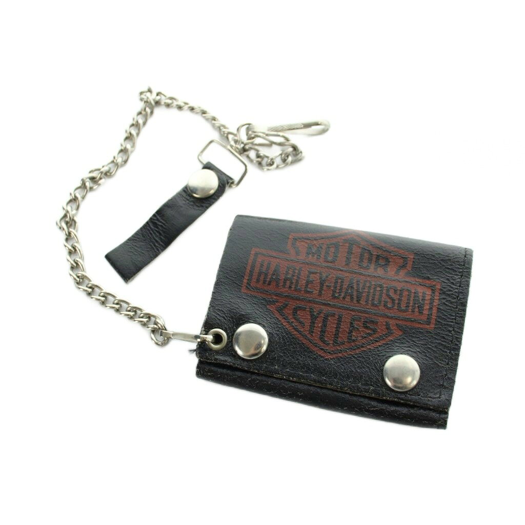 【中古】ハーレーダビッドソン HARLEY DAVIDSON ヴィンテージ バイカーウォレット カードケース マルチケース レザー ロゴ 黒 ブラック ■GY18 /MQ メンズ 【ベクトル 古着】 260924ブランドハーレーダビッドソン HARLEY DAVIDSON表記サイズ実寸サイズをご参考ください。実寸サイズヨコ：約10.7cm　タテ：約8.1cm　マチ：約1cm　　素材レザー色黒 ブラック状態この商品には下記のようなダメージがあります。 ・全体に傷や擦れ、内側に黒ずみ ・型崩れ ※全体的に中古品としての使用感とダメージがありますが、通常使用には支障のない商品です。 掲載写真や記載内容をご確認いただき、ご理解の上ご購入ください。備考型番 なし商品のお問い合わせの回答を休止しております。＊各商品ページの商品詳細等をご確認の上ご購入ください。【中古】ハーレーダビッドソン HARLEY DAVIDSON ヴィンテージ バイカーウォレット カードケース マルチケース レザー ロゴ 黒 ブラック ■GY18 /MQ メンズ 【ベクトル 古着】 260924状態ランク　”B”詳細については、下記および「状態ランクについて」ページをご覧ください。未使用・新品の商品ほぼ新品同様の商品使用感が少なく、かなり状態の良い商品使用感はあるが、傷や汚れの少ない商品使用感の他、傷や汚れが見られる商品かなり大きな傷みがある難あり商品※S〜CランクはUSED品となりますので、使用感をご理解の上でご入札下さい。状態ランクについてinformationブランドハーレーダビッドソン HARLEY DAVIDSON表記サイズ実寸サイズをご参考ください。実寸サイズヨコ：約10.7cm　タテ：約8.1cm　マチ：約1cm　　素材レザー色黒 ブラック状態この商品には下記のようなダメージがあります。 ・全体に傷や擦れ、内側に黒ずみ ・型崩れ ※全体的に中古品としての使用感とダメージがありますが、通常使用には支障のない商品です。 掲載写真や記載内容をご確認いただき、ご理解の上ご購入ください。備考型番 なし商品のお問い合わせの回答を休止しております。＊各商品ページの商品詳細等をご確認の上ご購入ください。本商品は一点物です他サイトや店舗にて販売している商品です。多少のお時間差にて欠品になることもございます。予めご了承頂ますようお願い致します。ベクトル・サイズガイドはこちらこの商品と同じブランドの商品を見る